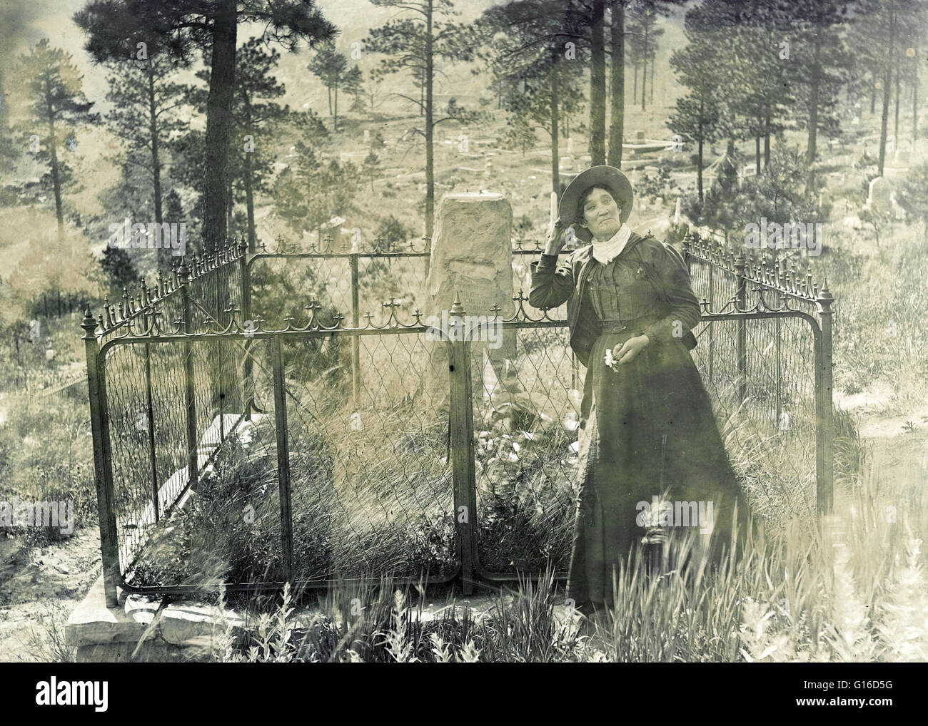 Martha Jane Burke, im Volksmund bekannt als Calamity Jane, steht das Grab von Wild Bill Hickok in Mount Moriah Cemetery in Deadwood, South Dakota. Photogrpahed von J.A. Kumpf, 1903. Martha Jane Canary oder Cannary (1. Mai 1852 - 1. August 1903), besser bekannt als Stockfoto