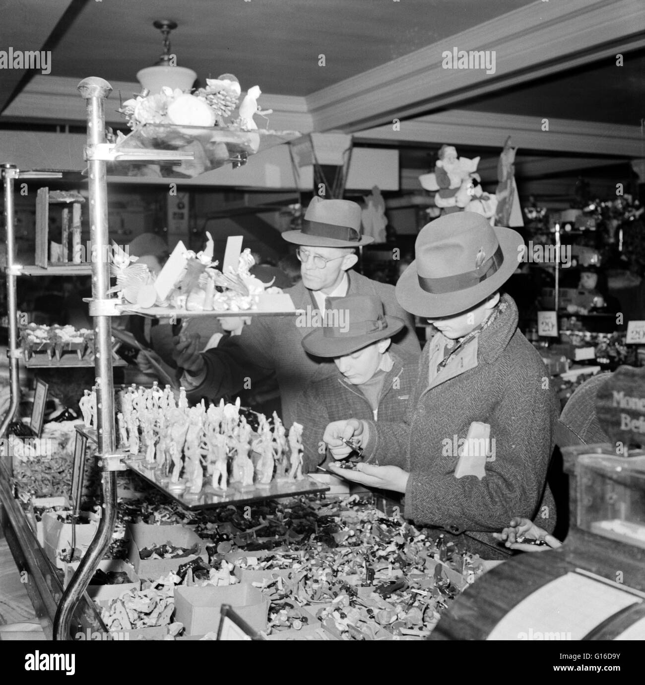 Unter dem Titel: "Washington, D.C. Weihnachtseinkäufe in Woolworth fünf und zehn Cent Store." er F. W. Woolworth Company war ein Einzelhandelsunternehmen, das war einer der ursprünglichen Pioniere und wohl der erfolgreichste amerikanische und internationale Five-and-dime-Shops Stockfoto