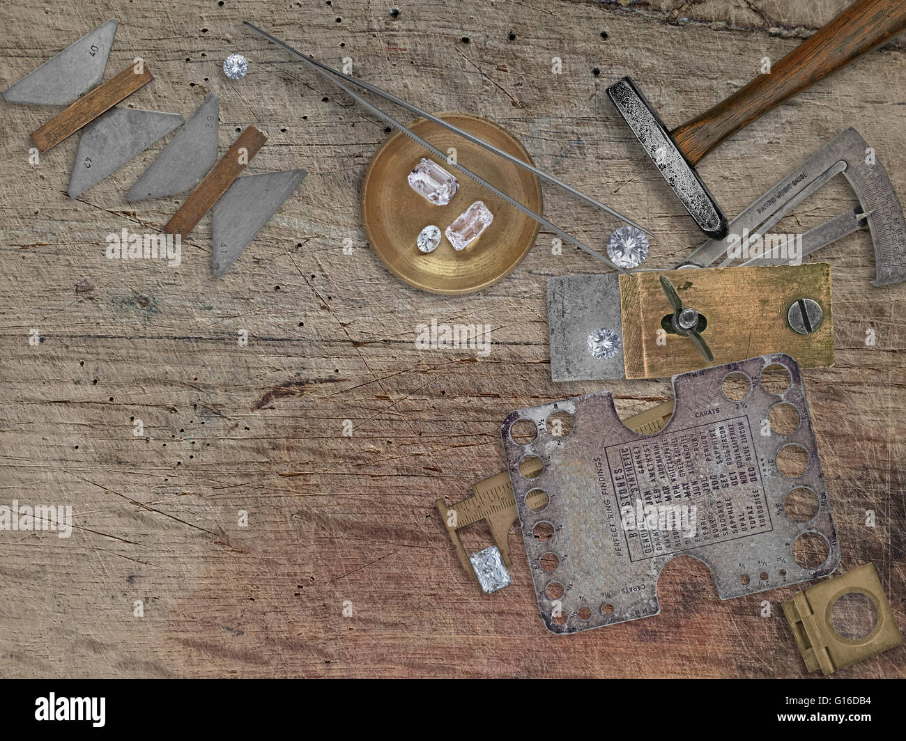 Vintage Juwelier Werkzeuge und Diamanten über Holzbank, Platz für den Namen Ihres Unternehmens Stockfoto