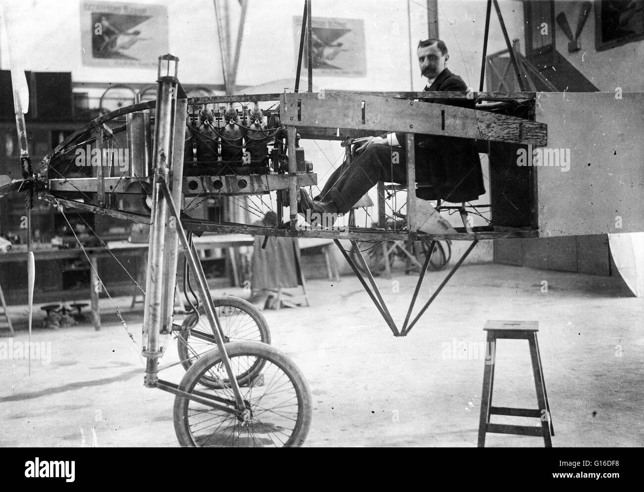 Blériot an der Spitze der seinen Eindecker, mit automatischen Motor von 50 PS ausgestattet. Louis Charles Joseph Blériot (1. Juli 1872 - 1. August 1936) war ein französischer Flieger, Erfinder und Ingenieur. Er entwickelte die erste praktische Stirnlampe für Autos und DissertantInnen Stockfoto