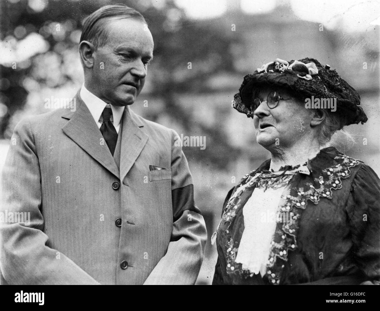 Präsident Coolidge und Mutter Jones, 1924. John Calvin Coolidge, Jr. (4. Juli 1872 - 5. Januar 1933) war der 30. Präsident der USA (1923-1929). Eine republikanische Rechtsanwalt aus Vermont, arbeitete Coolidge seine Weise herauf die Strichleiter des Massachusetts Zustand p Stockfoto