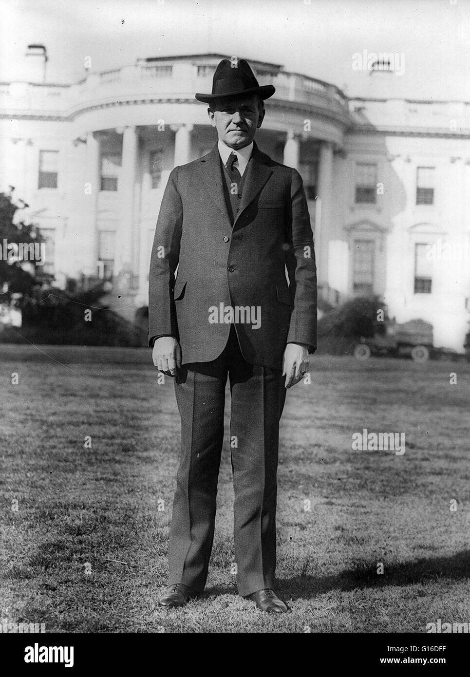 Präsident Coolidge stehend auf südlichen Rasen des weißen Hauses, 26. Februar 1925. John Calvin Coolidge, Jr. (4. Juli 1872 - 5. Januar 1933) war der 30. Präsident der USA (1923-1929). Eine republikanische Rechtsanwalt aus Vermont, arbeitete sich Coolidge bis t Stockfoto