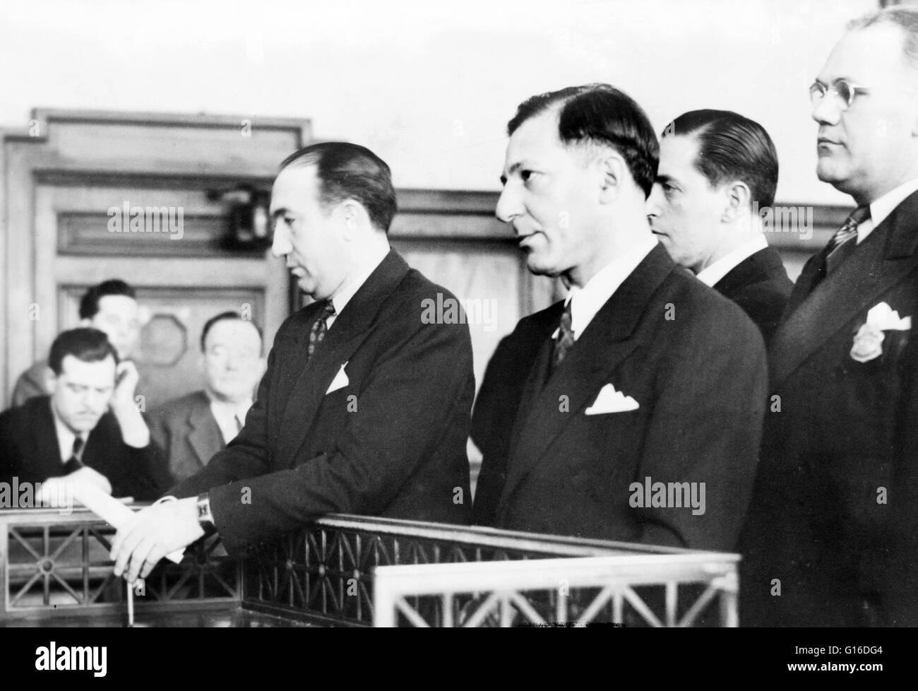 Buchalter, während Verurteilung, 1941 vor Gericht stehen. Louis Buchalter (6. Februar 1897 - 4. März 1944) war ein US-amerikanischer Mobster. In den frühen 1930er Jahren schuf er ein effektives Verfahren für die Durchführung von Auftragsmorde für Cosa Nostra (Cosa Nostra) Gangster Stockfoto
