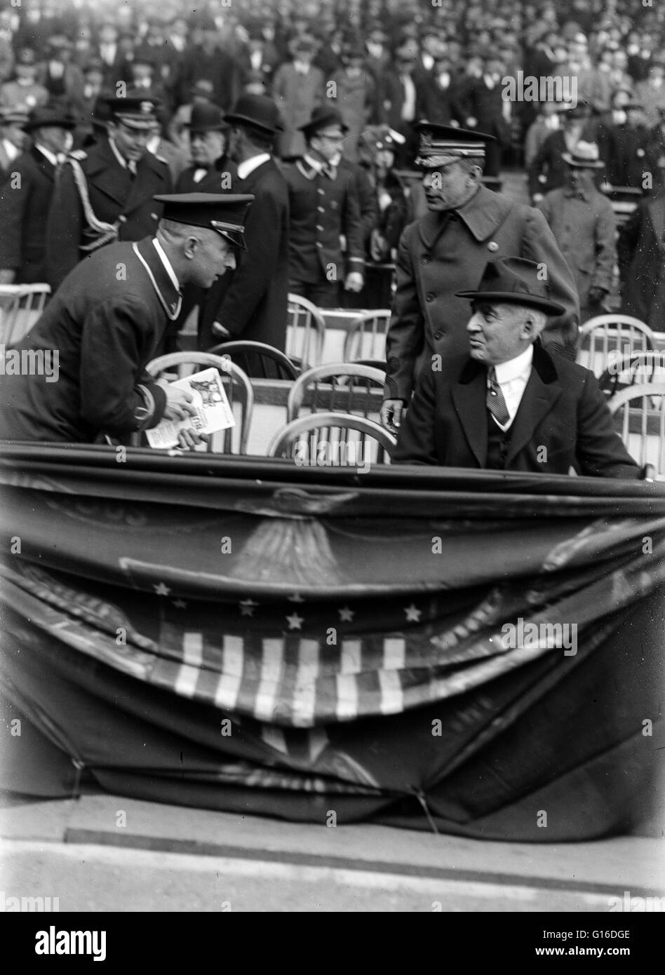 Präsident Harding im Yankee Stadium. Warren Gamaliel Harding (2. November 1865 - 2. August 1923) war der 29. Präsident der Vereinigten Staaten (1921-23), ein Republikaner aus Ohio, der in den Senat von Ohio und dann in den Senat der Vereinigten Staaten diente wo He Pla Stockfoto