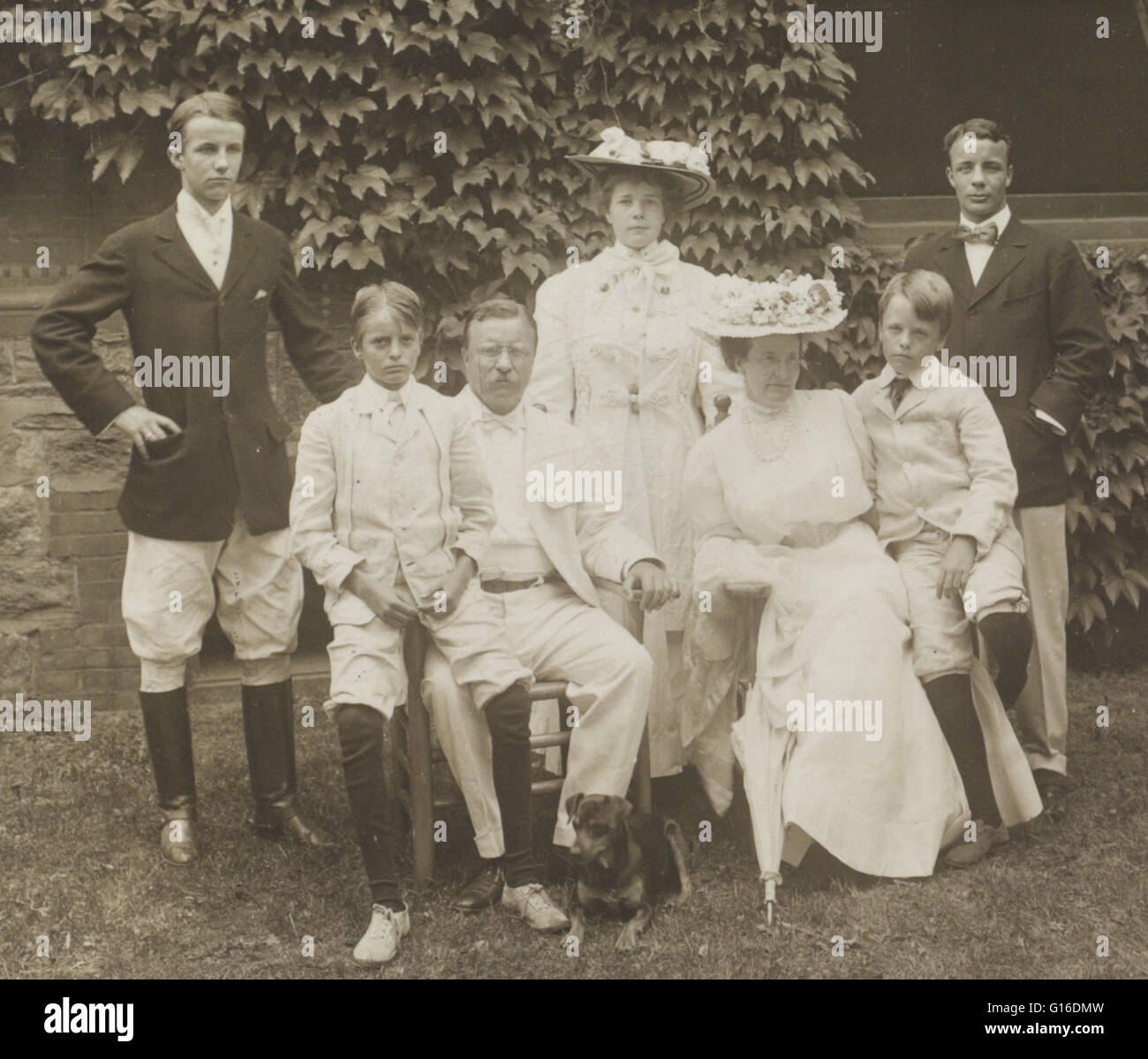 Die Roosevelts, posiert für ein Familienfoto in Sagamore Hill; Kermit, sieht in der Kleidung, Reiten auf der linken Seite von Ethel, mit Teddy, Jr. am anderen Ende; Oberst Roosevelt hält Archie und Quentin hockt auf seine Mutter Stuhl. Theodore "Teddy" Roosevelt (Octo Stockfoto