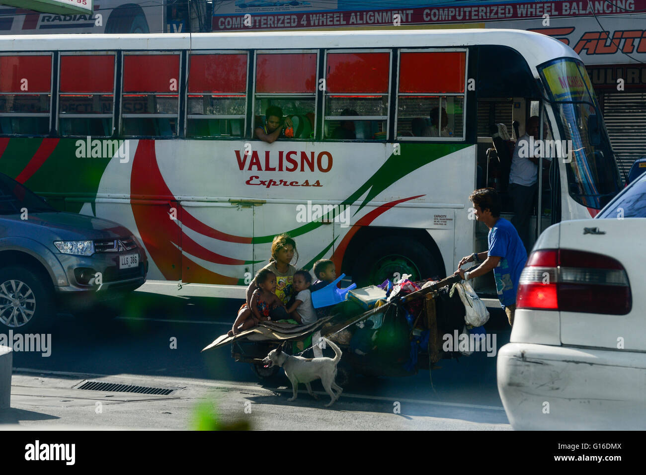 Obdachlose Familie mit Wagen auf der Straße, Quezon City, Philippinen, Manila / PHILIPPINEN, Manila, Quezon City, Obdachlose Familie Mit Einem Karren Auf der Straße Stockfoto