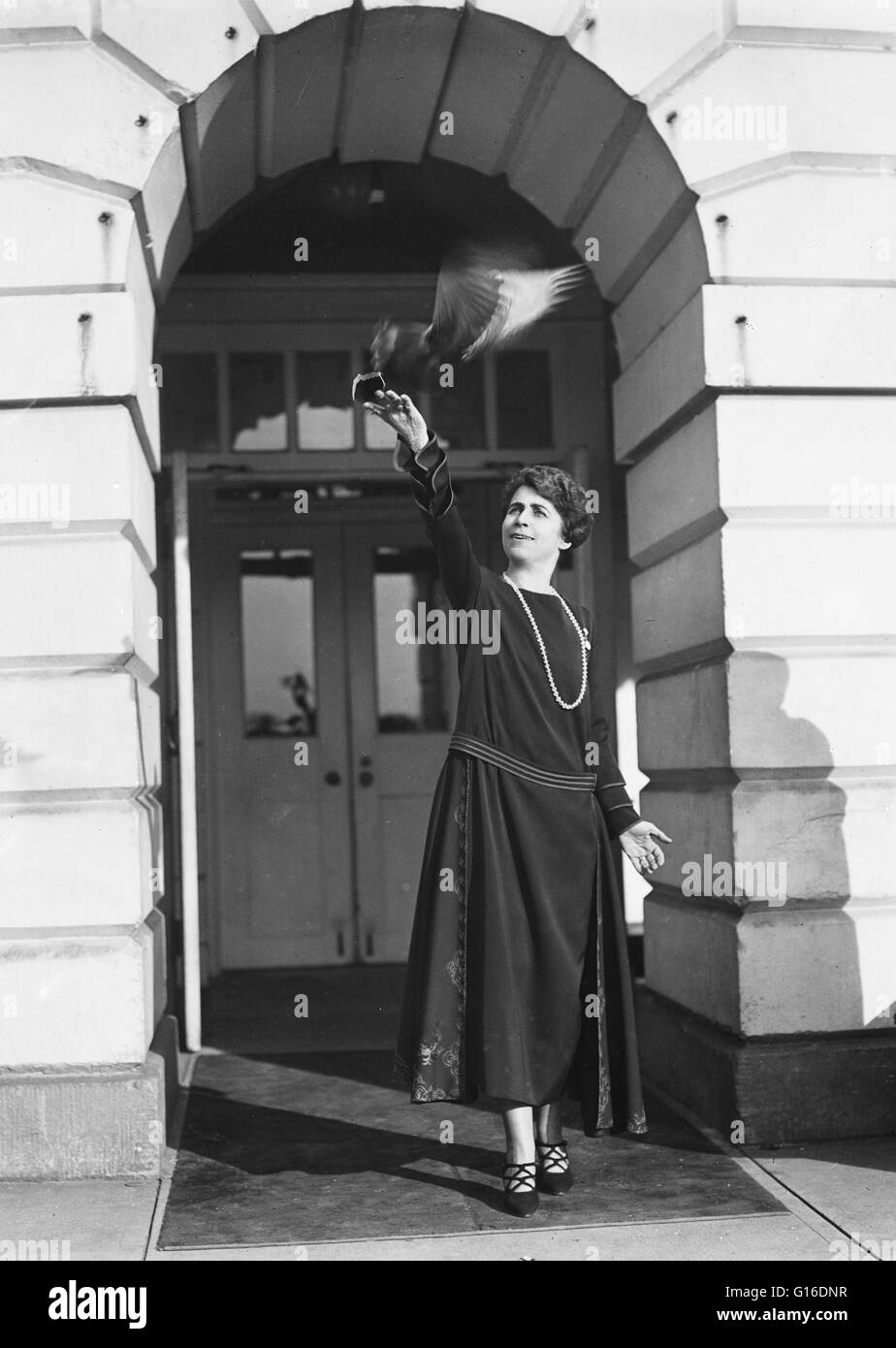 Grace Coolidge und Vogel. Weißes Haus, Washington, D.C. Grace Anna Goodhue Coolidge (3. Januar 1879 - 8. Juli 1957) war die Ehefrau von Calvin Coolidge und First Lady der Vereinigten Staaten von 1923 bis 1929. Sie ist Absolventin der University of Vermont im Jahre 1902 Stockfoto