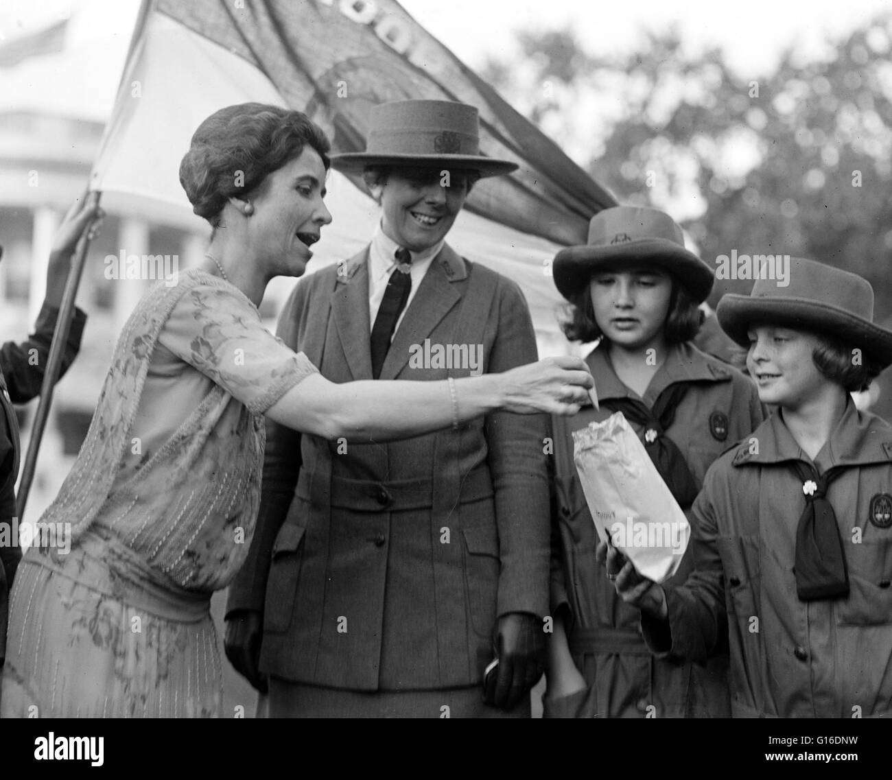 Mrs Coolidge nimmt Cookie von Pfadfinderinnen. Grace Anna Goodhue Coolidge (3. Januar 1879 - 8. Juli 1957) war die Ehefrau von Calvin Coolidge und First Lady der Vereinigten Staaten von 1923 bis 1929. Sie ist Absolventin der University of Vermont im Jahre 1902, wo sh Stockfoto