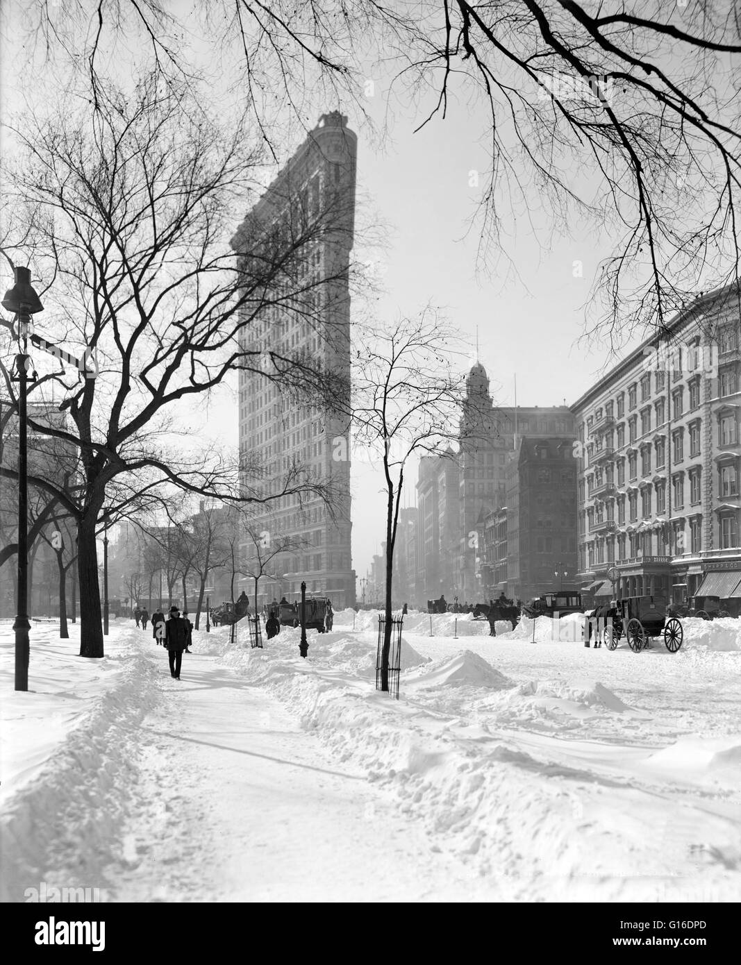 Das Flatiron Building, ursprünglich die Fuller Building, liegt bei 175 Fifth Avenue im Stadtteil Manhattan in New York City, und gilt als eine bahnbrechende Wolkenkratzer. Das Gebäude befindet sich auf einem dreieckigen Insel-Block gebildet von Fifth Avenue, B Stockfoto