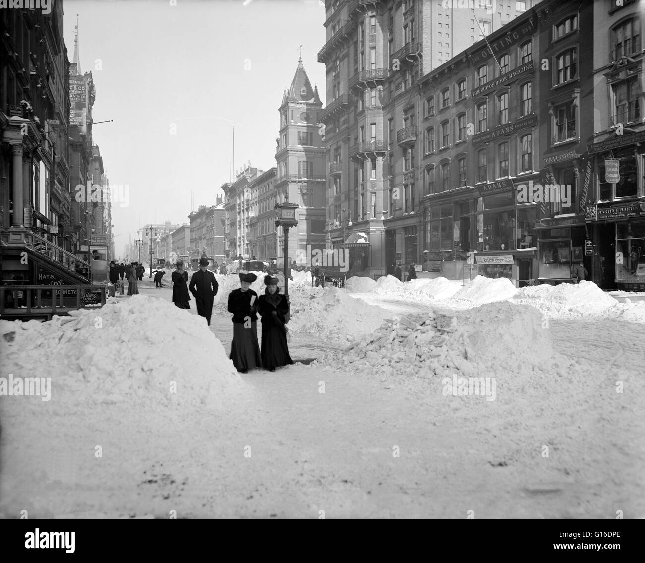 Fifth Avenue entsteht am Washington Square Park in Greenwich Village und verläuft nach Norden durch das Herz von Midtown, entlang der östlichen Seite des Central Park, wo es die Grenze von der Upper East Side und durch Harlem bildet, wo es am endet Stockfoto