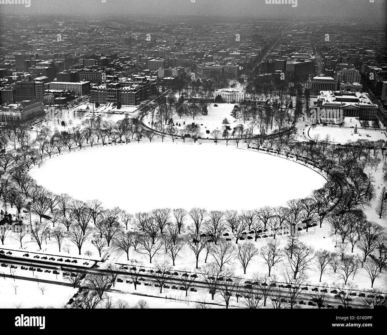 Luftaufnahme des weißen Hauses im Schnee. Das weiße Haus wurde von irischer James Hoban entworfen und zwischen 1792 und 1800 der weißen gemalten Aquia Creek Sandstein im neoklassizistischen Stil erbaut. Wenn Thomas Jefferson 1801 in das Haus eingezogen, erweitert er th Stockfoto