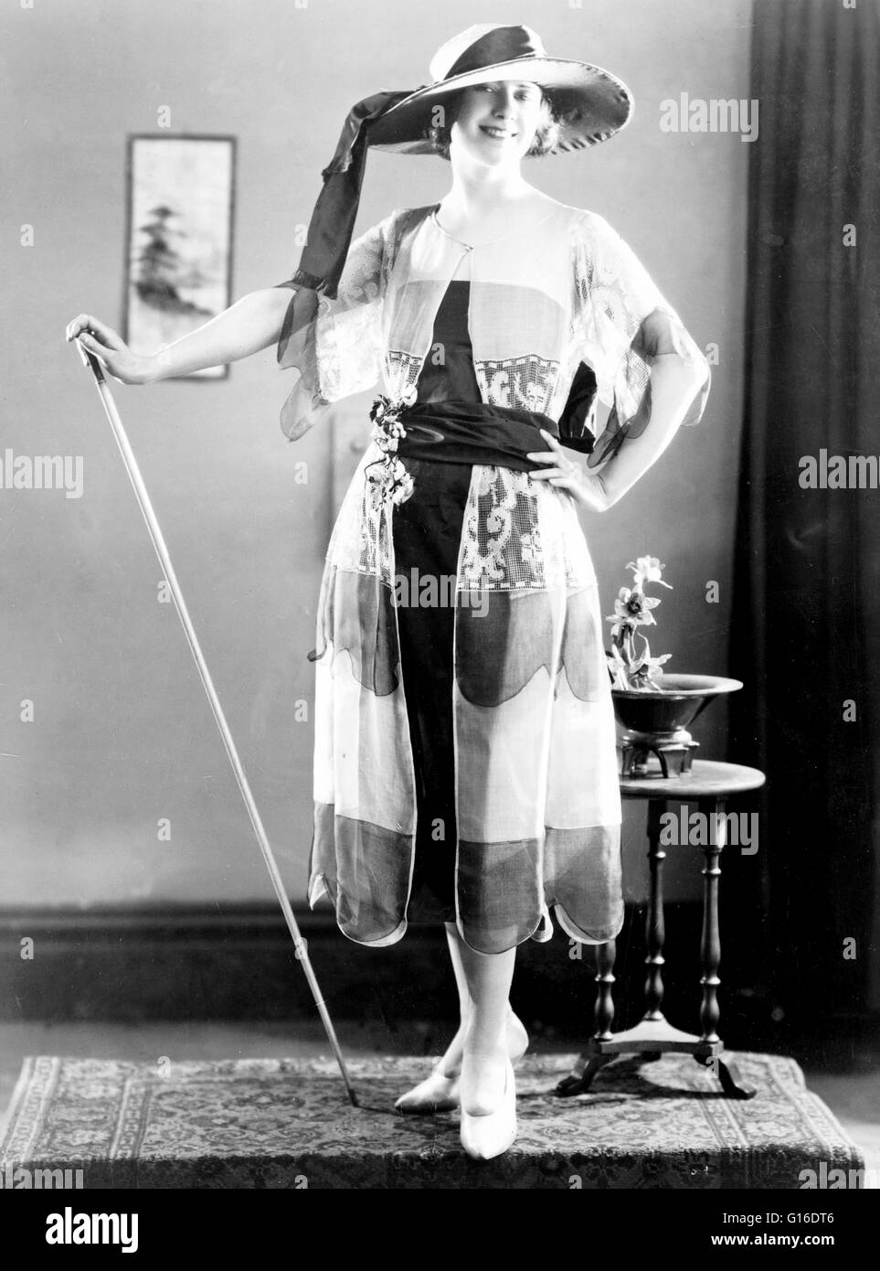 Frau Kleidung modellierten bei der Frühling Modenschau der National Retail  Kleidungsstück Association in das Hotel Commodore, New York City, 1921.  Mode ist eine populäre Art oder Praxis, vor allem in Kleidung, Schuhe,