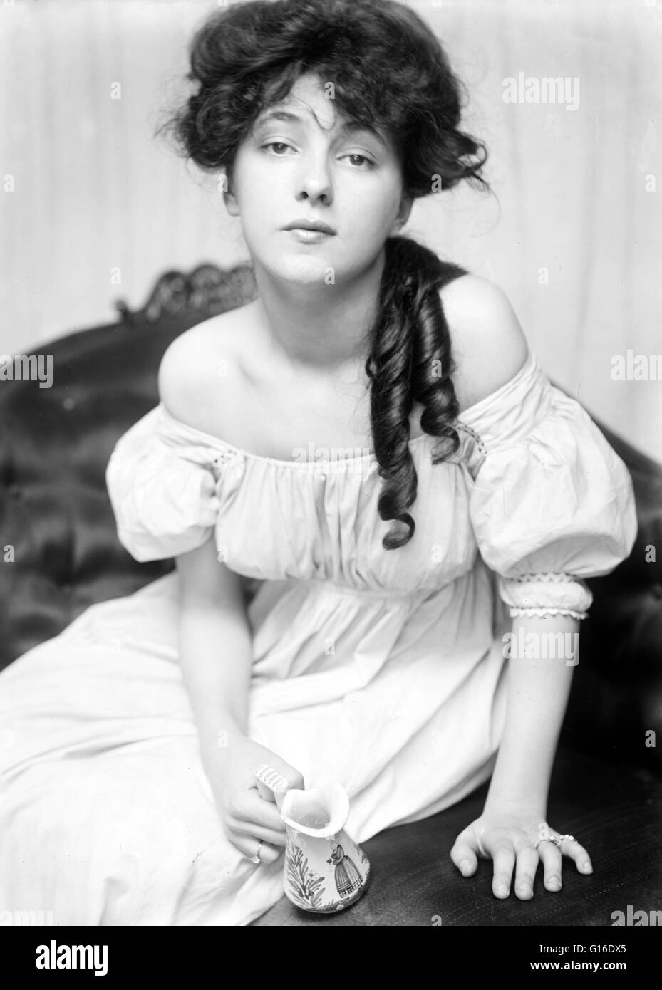 Nesbit um 1900 zu einem Zeitpunkt, als sie ins Studio von Stanford White gebracht wurde, um von Gertrude Käsebier fotografiert werden. Florence Evelyn Nesbit (25. Dezember 1884 - 17. Januar 1967) war eine populäre amerikanische Tänzerin und Künstler Modell. In den frühen par Stockfoto