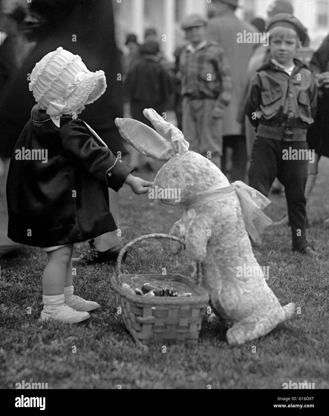 In den Vereinigten Staaten die Easter Egg Roll ist eine jährliche Veranstaltung und findet auf dem Rasen des weißen Hauses jeden Ostermontag für Kinder und ihre Eltern. Die Frühlingsrolle selbst ist ein Rennen, wo Kinder ein Ei durch den Rasen mit einem langstieligen Löffel schieben. Sur Stockfoto