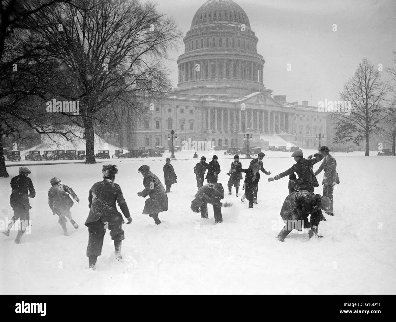 Unter dem Titel: "Senat Seiten in Schnee Ball Schlacht bei Capitol, Washington, D.C." ist eine Vereinigte Staaten Senat Seite einen überparteilichen Bundes Mitarbeiter dienen der US-Senat in Washington, DC. Trotz der überparteiliche Zugehörigkeit gliedern sich die Seiten in der Regel Stockfoto