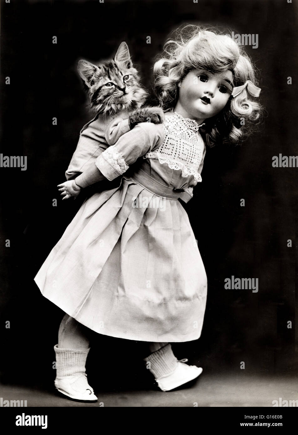 Titel: "Pick-a-Pack" zeigt eine Puppe geben einer Kätzchen eine Huckepack Fahrt. Harry Whittier befreit (1879-1953) war ein US-amerikanischer Fotograf, der lebende Tiere gekleidet und posierte in menschlichen Situationen mit Requisiten fotografiert. Seine Tierfotos wurden auf Post vorgestellt. Stockfoto