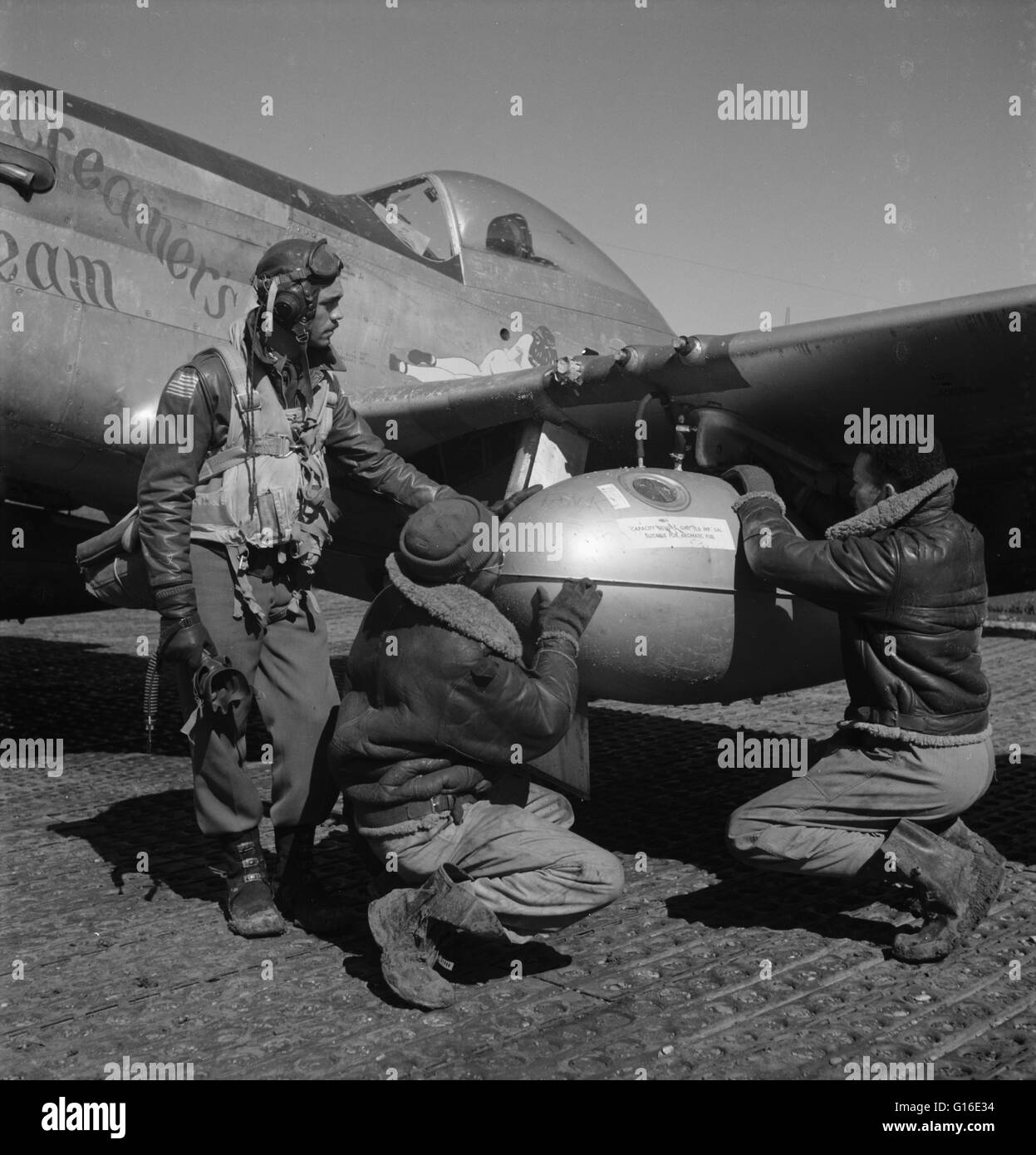 Unter dem Titel: "Gleed und zwei nicht identifizierte Tuskegee Airmen, Ramitelli, Italien" zeigt Tuskegee Flieger Edward C. Gleed, Lawrence, KS, Klasse 42-K, mit zwei unbekannten Besatzungsmitglieder, die Einstellung eines externen 75 Gallone Drop Tanks auf dem Flügel einer P-5/d, ' Creamer Stockfoto