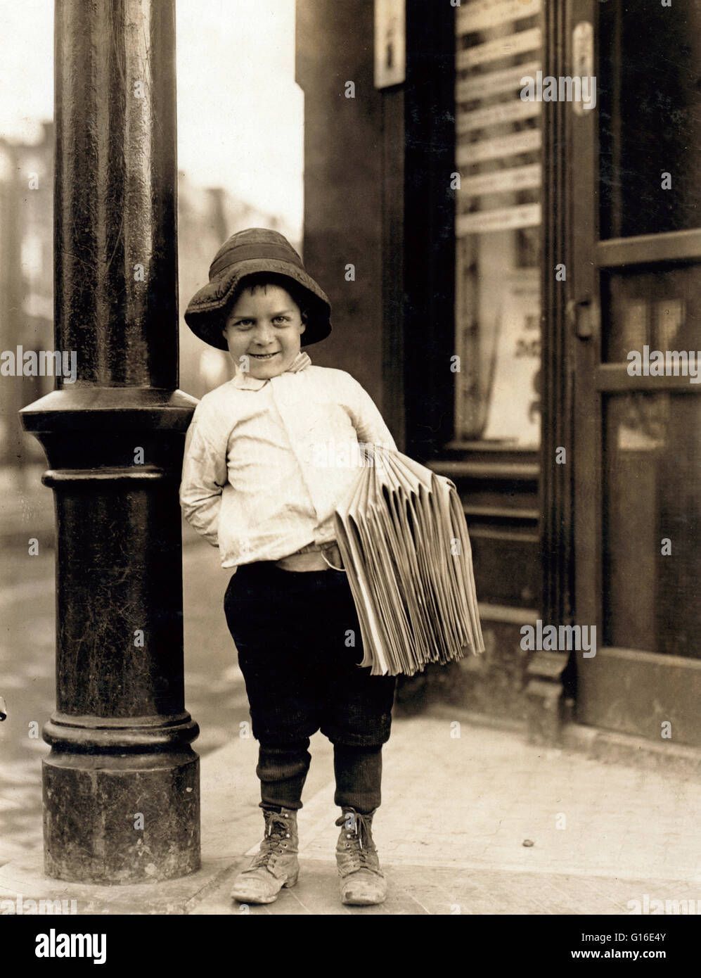 Unter dem Titel: "Balloon. Wenig Fattie. Weniger als 40 Zoll hoch, 6 Jahre alt. Schon ein Jahr. Ort: St. Louis, Missouri. 9. Mai 1910. " Die Position der Paperboy nimmt einen prominenten Platz in vielen Ländern, einschließlich USA, Kanada, Unite Stockfoto