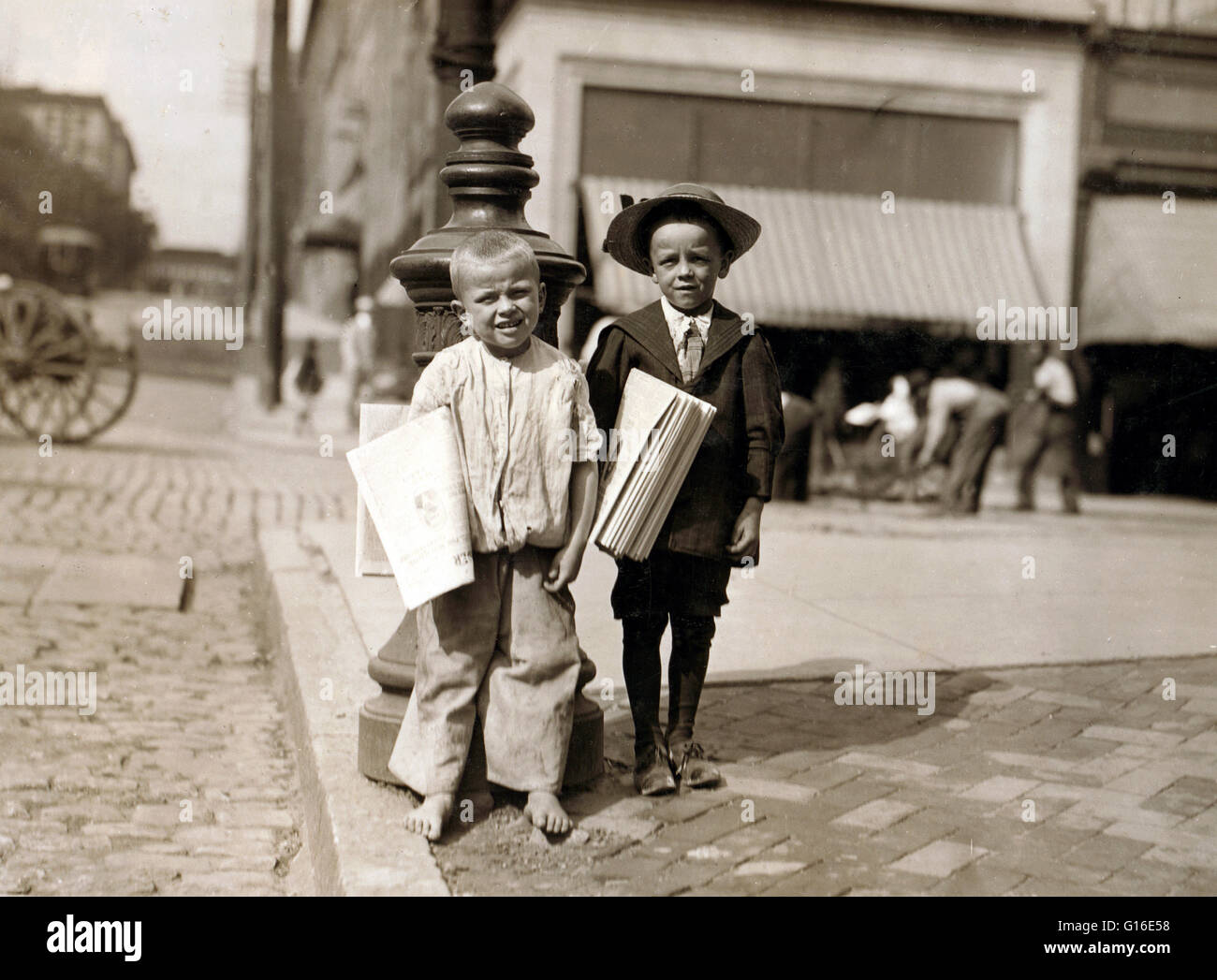 Unter dem Titel: "Richard Green (mit Hut), 5 Jahre alt Zeitungsmann und Willie, der sagte, er war 8. Ort: Richmond, Virginia. Juni 1911. " Die Position der Paperboy nimmt einen prominenten Platz in vielen Ländern, einschließlich USA, Kanada, Vereinigtes Königreich, A Stockfoto