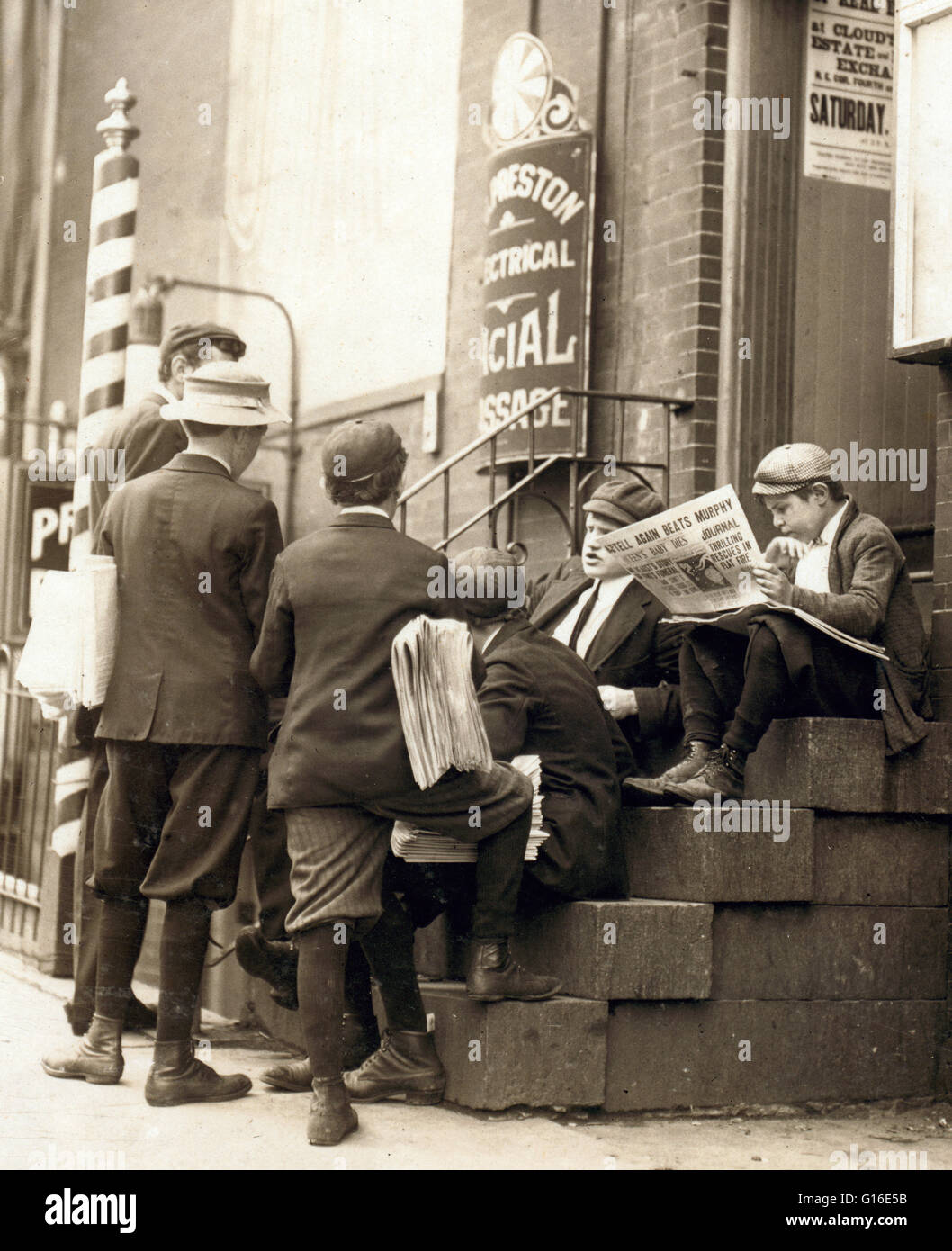Unter dem Titel: "Gruppe von Newsboys auf einem Treppenabsatz am 4. & Markt STS"nehmen unsere Tassen, Mister?" Ort: Wilmington, Delaware. Mai 1910. " Die Position der Paperboy nimmt einen prominenten Platz in vielen Ländern, einschließlich USA, Kanada, Vereinigtes Königreich, A Stockfoto