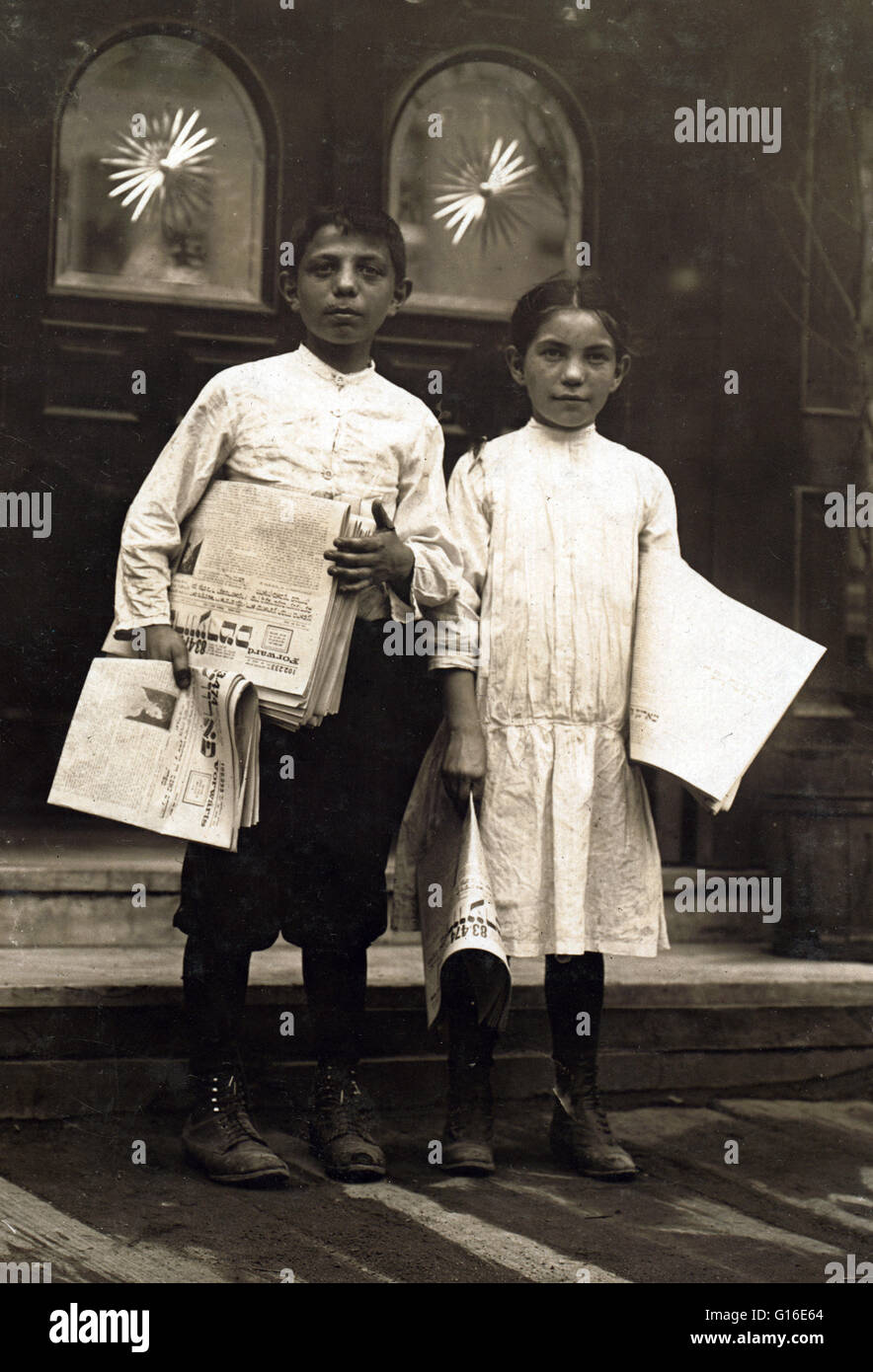 Unter dem Titel: "Balloon und Newsgirl der Verkauf in Salon-Eingänge. Bowery. Ort: New York, New York. Juli 1910. " Die Position der Paperboy nimmt einen prominenten Platz in vielen Ländern, einschließlich USA, Kanada, Großbritannien, Australien, neu Z Stockfoto