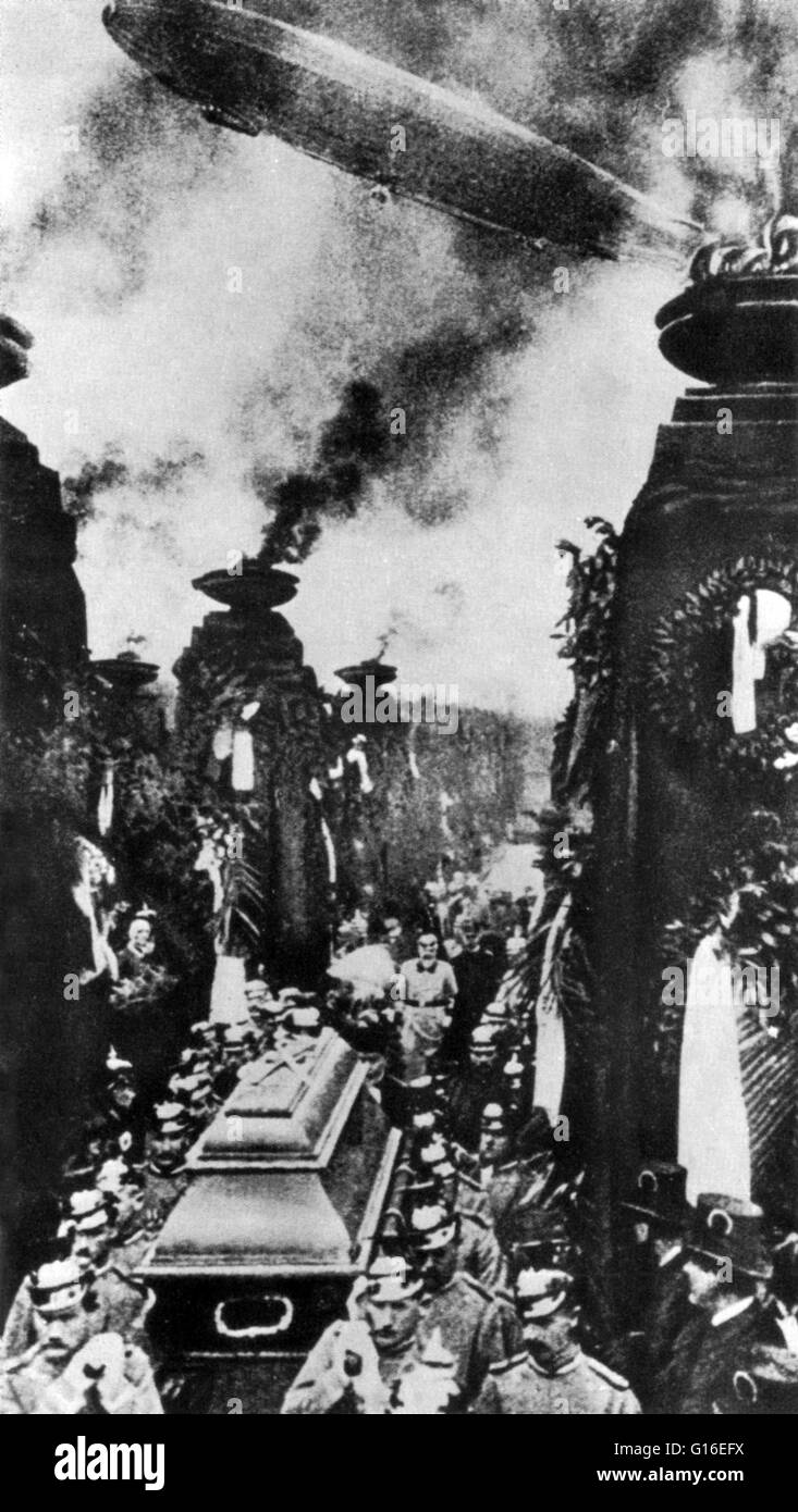 Die Beerdigung von Ferdinand von Zeppelin in Stuttgart, 24. März 1917. Ferdinand Adolf Heinrich August Graf von Zeppelin (8. Juli 1838 - 8. März 1917) war ein deutscher general und späteren Flugzeughersteller. Er gründete die Firma Zeppelin Luftschiff, diente als ein Stockfoto