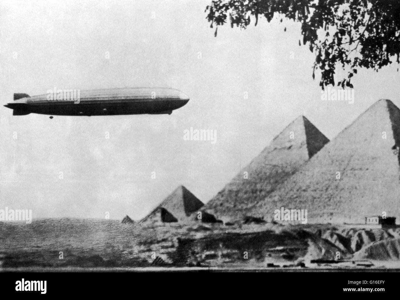 Titel: "Graf Zeppelin über die Pyramiden von Gizeh, 1931." LZ 127 Graf Zeppelin war ein Deutsch-gebaut und betrieben, Personenbeförderung, Wasserstoff gefüllt, starre Luftschiff, das kommerziell von 1928 bis 1937 in Betrieb. Es war benannt nach Ferdinand von Zeppelin, war Stockfoto