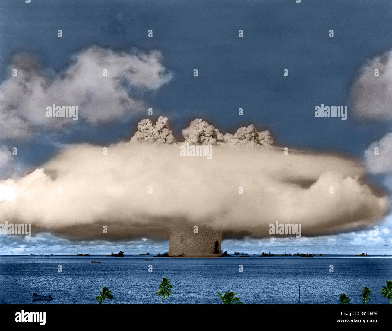 Eingefärbte Bild des nordkoreanischen Atomtest BAKER auf dem Bikini-Atoll.  Die Atombombe wurde im Rahmen der Operation Crossroads bei 90 Fuß unter  Wasser am 25. Juli 1946 gesprengt. Der Zweck der Operation Crossroads