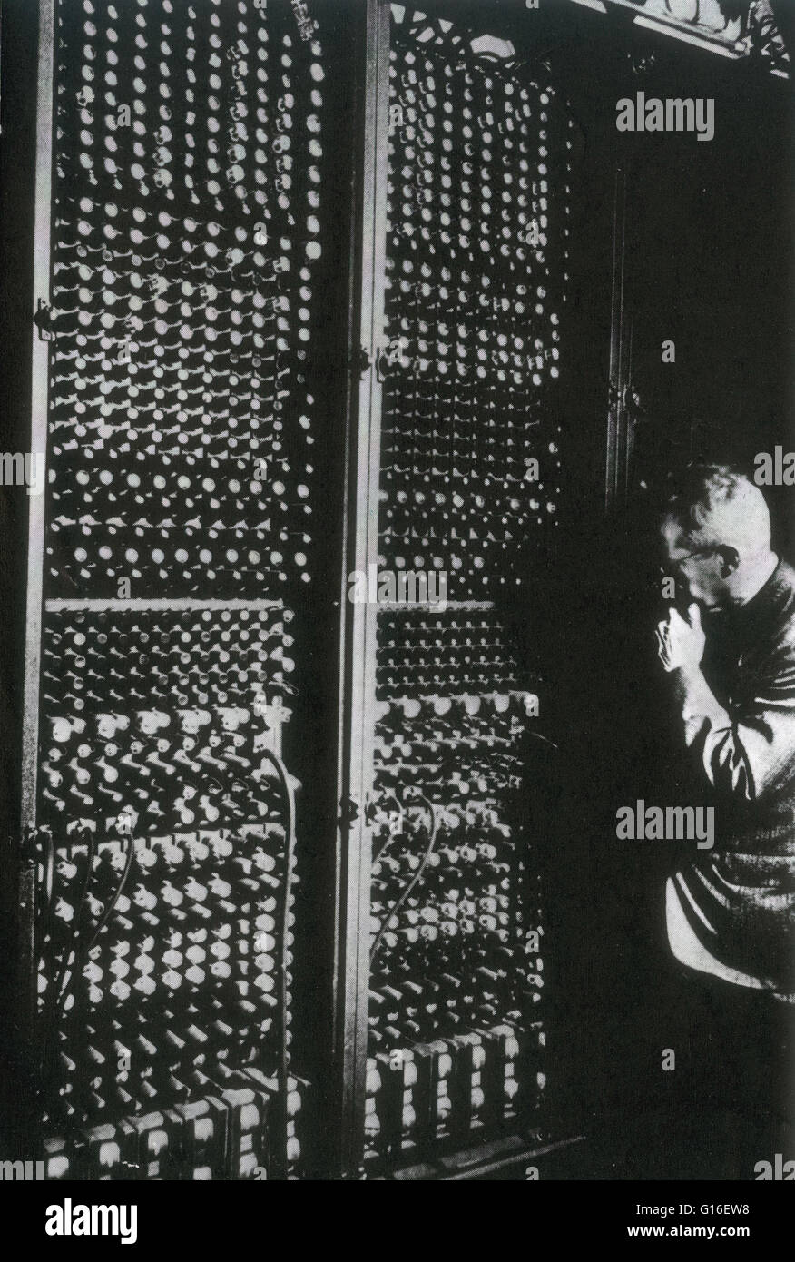 ENIAC (elektronischer numerischer Integrator und Computer) war der erste elektronische Allzweck-Computer. Es war Turing-vollständig, digital und in der Lage Seins neu programmiert, um eine vollständige Palette von computing Probleme zu lösen. Konstruktion und den Bau des ENIAC war fin Stockfoto