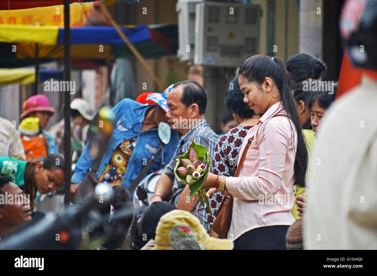 Eine Blumenverkäuferin in den Markt von Kratie, Kambodscha Stockfoto