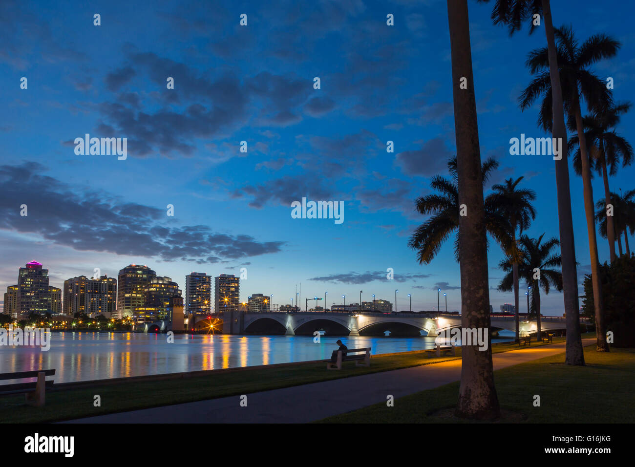 WEST PALM BEACH SKYLINE VOM LAKE DRIVE PARK PALM BEACH FLORIDA USA Stockfoto