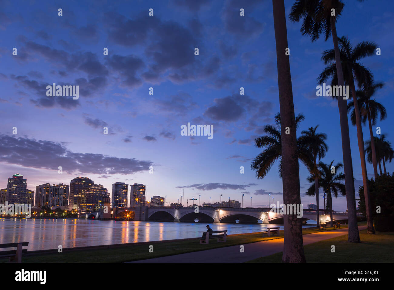 WEST PALM BEACH SKYLINE VOM LAKE DRIVE PARK PALM BEACH FLORIDA USA Stockfoto