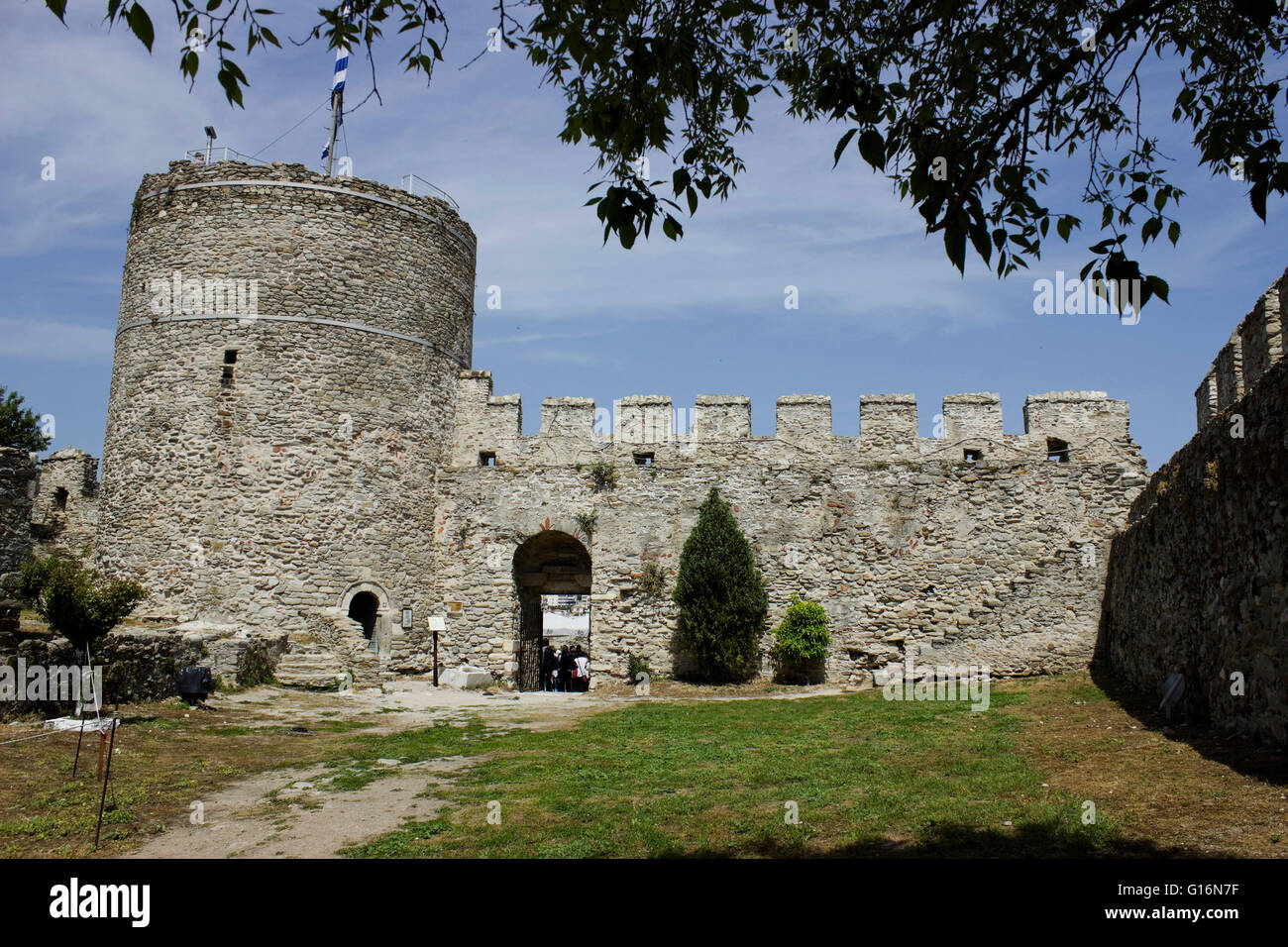 Kavalas zentrale kreisförmige Turm der Zitadelle mit Zinnen und Gehwege. Griechenland. Stockfoto