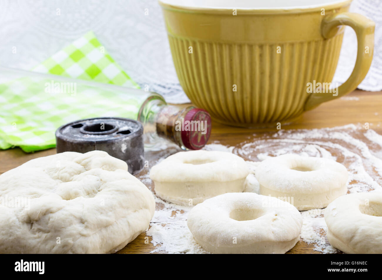 Aufgegangenen Teig Nuss Teig auf blühenden Holztisch mit Vintage Cutter und Glas Nudelholz Stockfoto