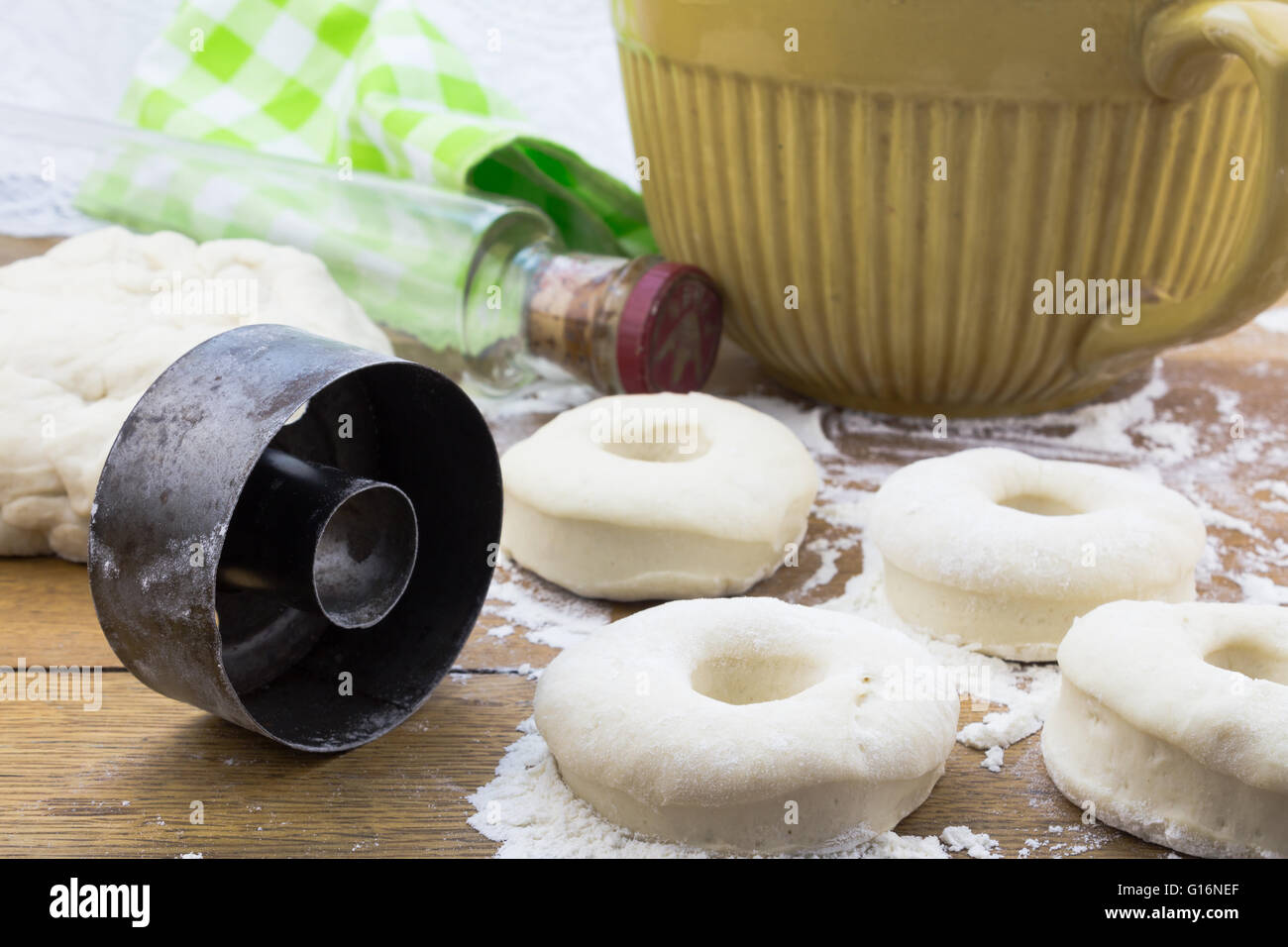 Teig-Nuss-Teig auf bemehlten Holz Eichentisch mit Vintage Cutter und Glas Nudelholz closeup Stockfoto