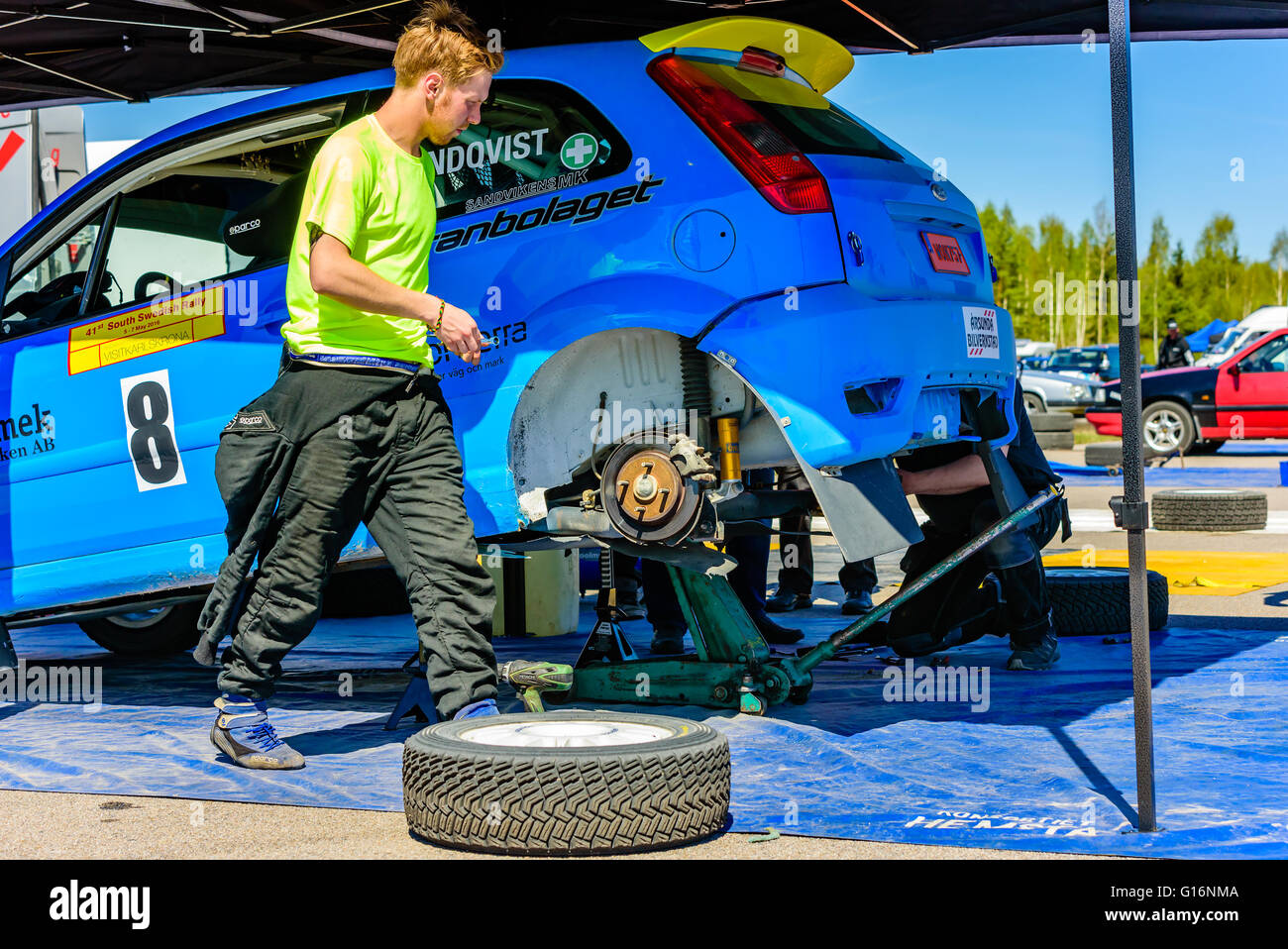 Emmaboda, Schweden - 7. Mai 2016: 41. Süd Schweden-Rallye in Service-Depot. Hinterrad ist von blauen Ford Fiesta St im Team Lund Stockfoto