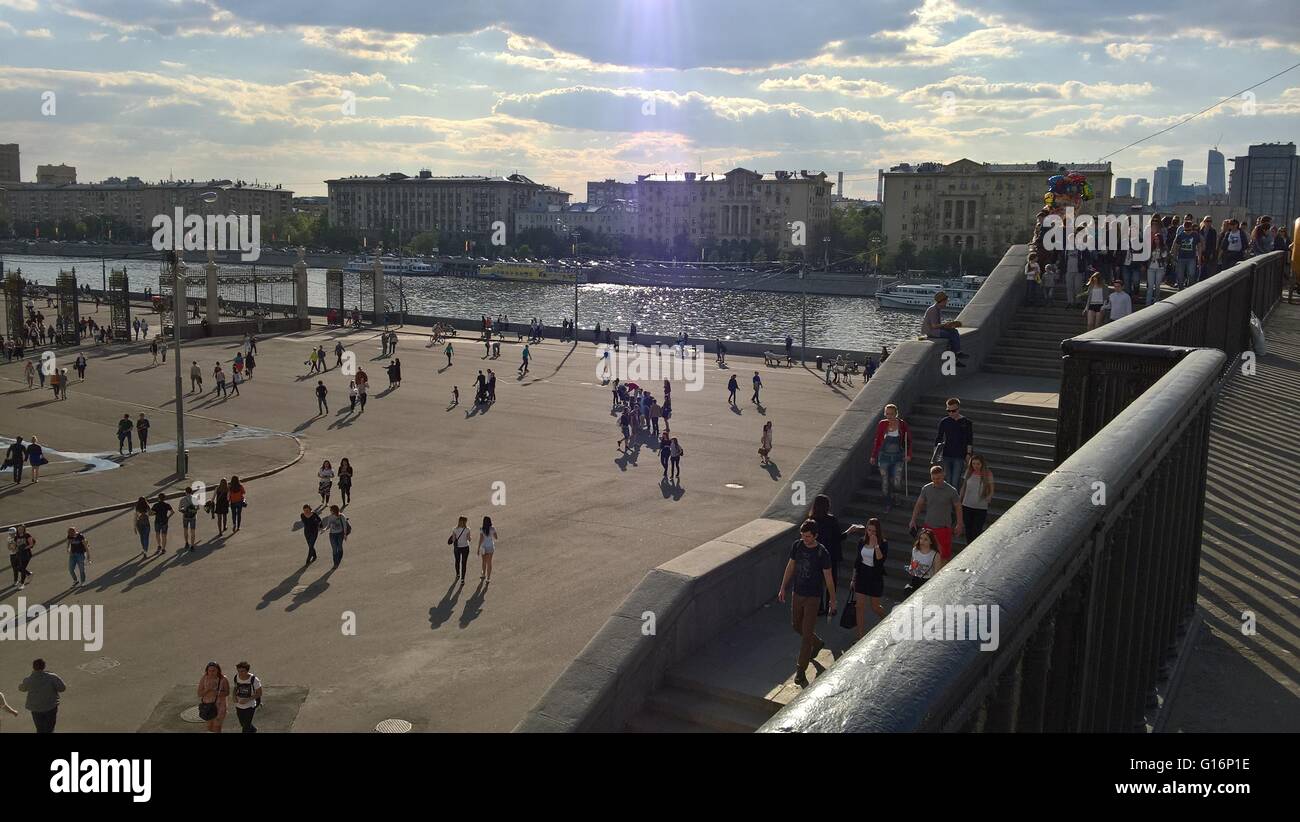Sonniger Urlaub im Park Gorkogo in Moskau. Treppe zum Kai und sekundäre Tore. Pople Masse bewegen sich auf 7. Mai 2017 Parken Stockfoto