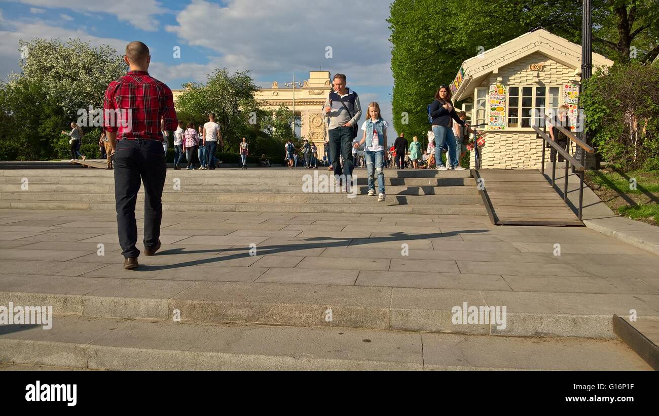Sonniger Urlaub im Park Gorkogo in Moskau. Haupttore und Gasse mit walking Menschen auf 7. Mai 2016 auf Treppe herab. Stockfoto