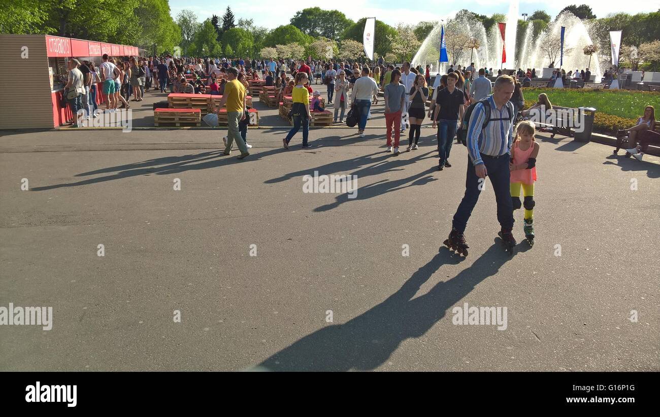 Sonniger Urlaub im Park Gorkogo in Moskau. Cort Lebensmittelbereich mit roten farbigen Tabelle am 7. Mai 2016. Stockfoto
