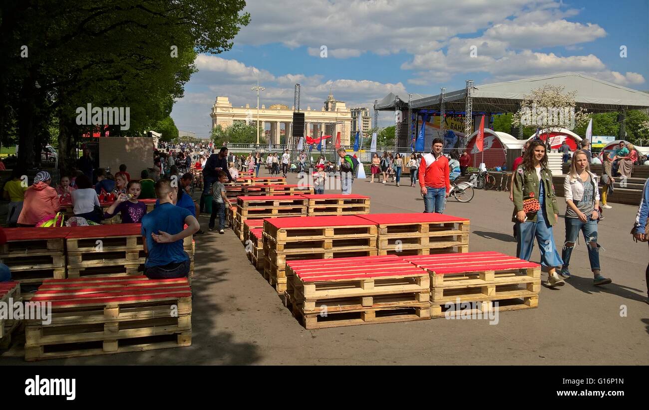 Sonniger Urlaub im Park Gorkogo in Moskau. Cort Lebensmittelbereich mit roten farbigen Tabelle am 7. Mai 2016. Stockfoto