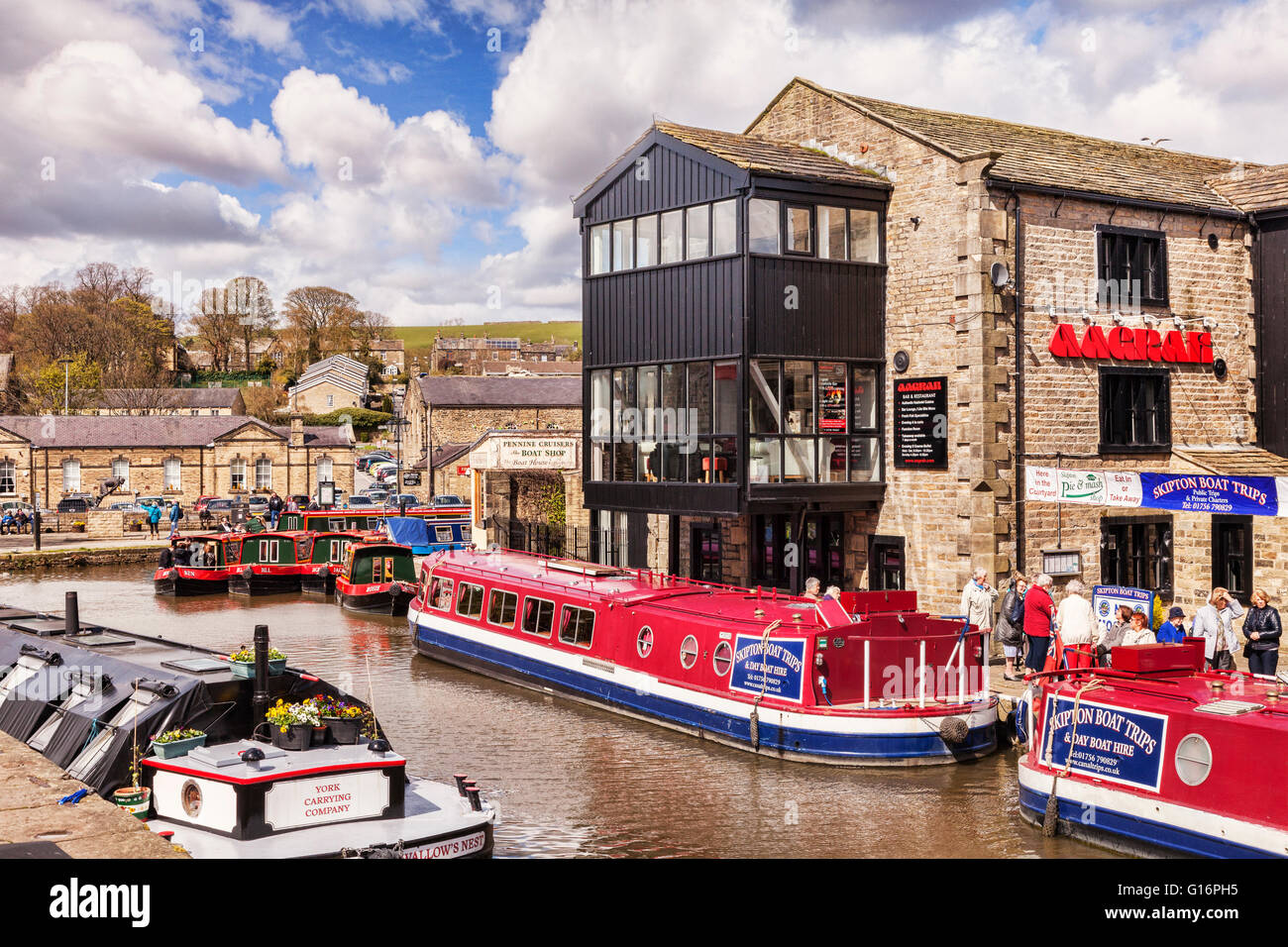 Narrowboats auf den Leeds und Liverpool Canal bei Skipton, North Yorkshire, England, UK Stockfoto