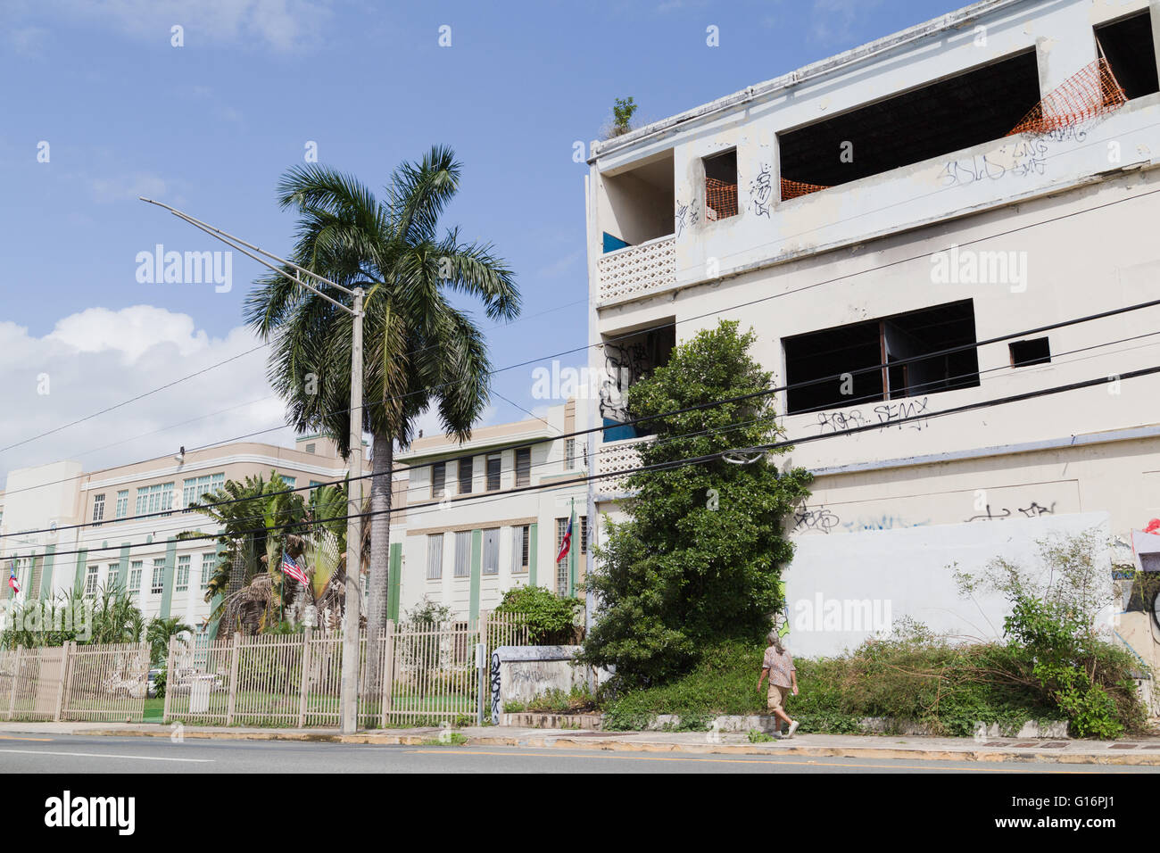 San Juan, PR. 11. Januar 2016. Ein große geschälte Gebäude befindet sich direkt neben der Puerto Rican Abteilung Landwirtschaft Büro. Stockfoto