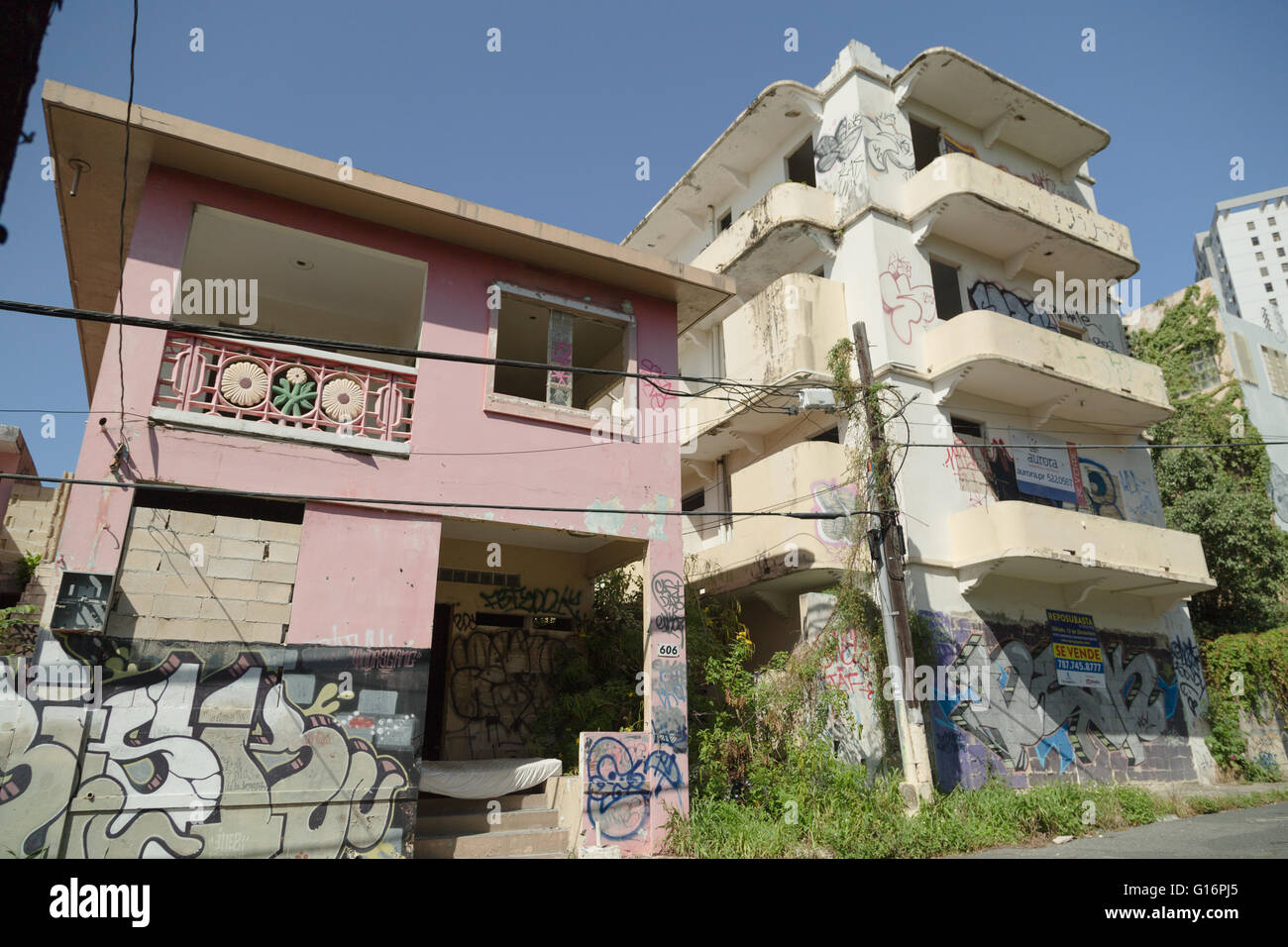 San Juan, PR. 12. Januar 2016. Zwei Schalen Gebäude mit graffitis Seite an Seite in der Innenstadt von San Juan. Stockfoto