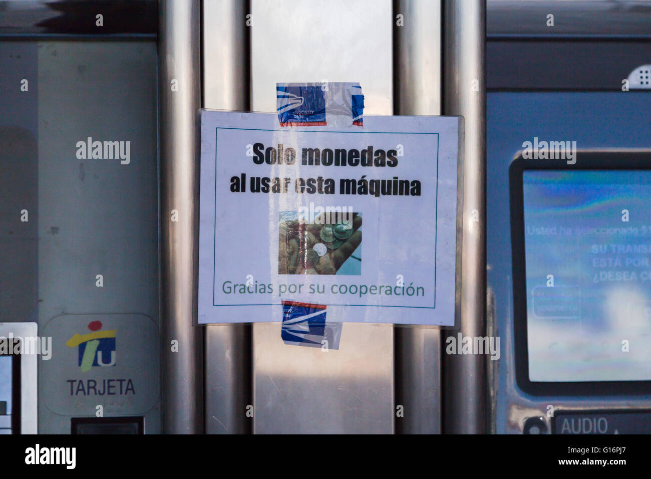 San Juan, PR. 12. Januar 2016. "Nur Münzen angenommen werden" Schilder an jede s-Bahn-Stationen. Sie stoppen, Akzeptanz von Kreditkarten. Stockfoto