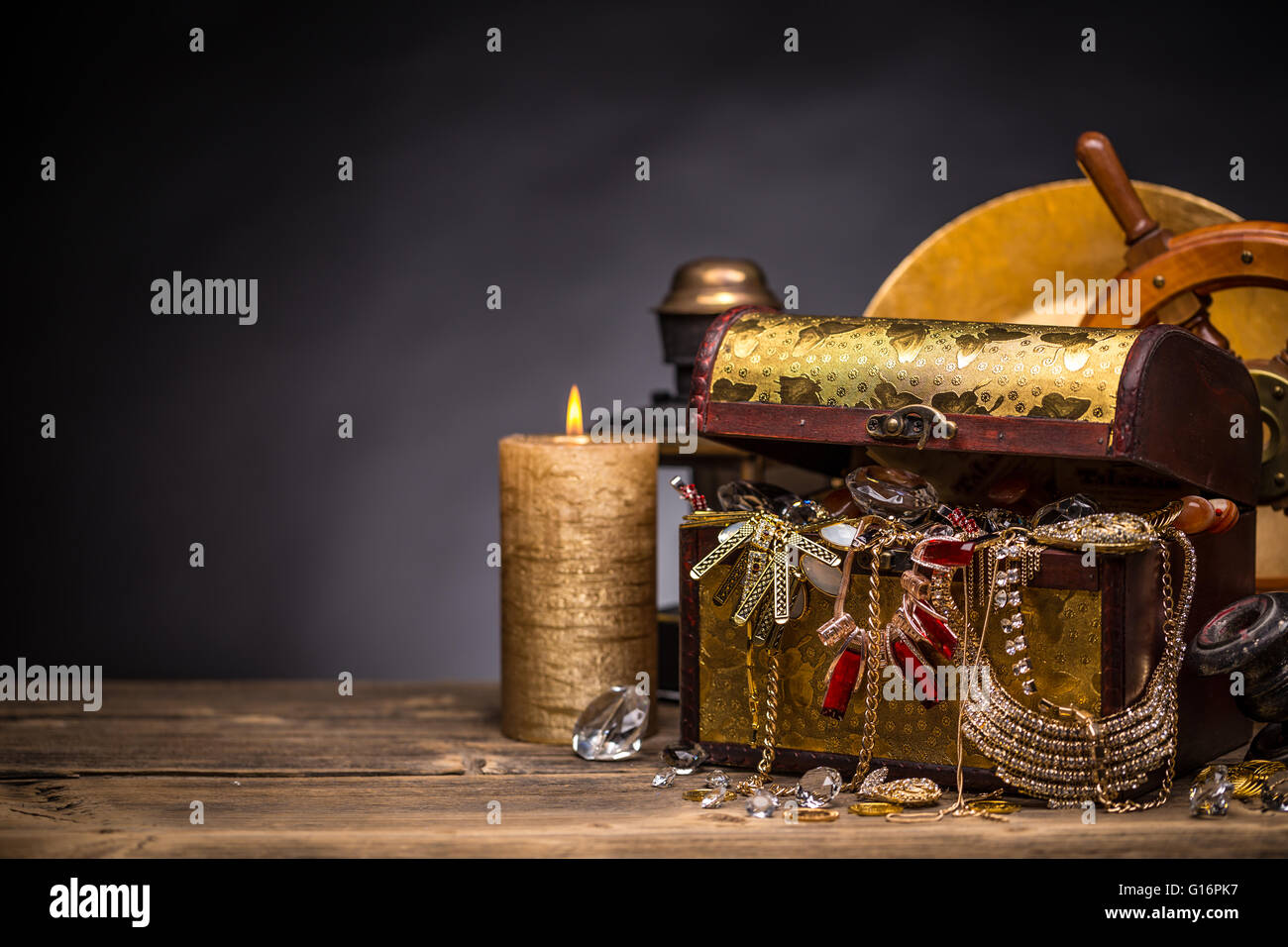 Hölzerne Schmuck Box Stillleben auf Vintage Holz-Hintergrund Stockfoto