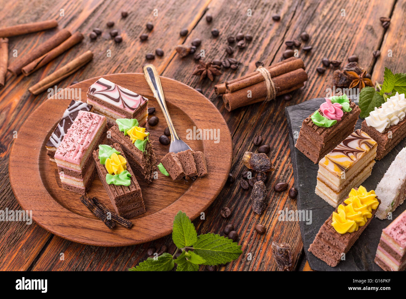 Kleine Kuchen mit verschiedenen Creme Stockfoto