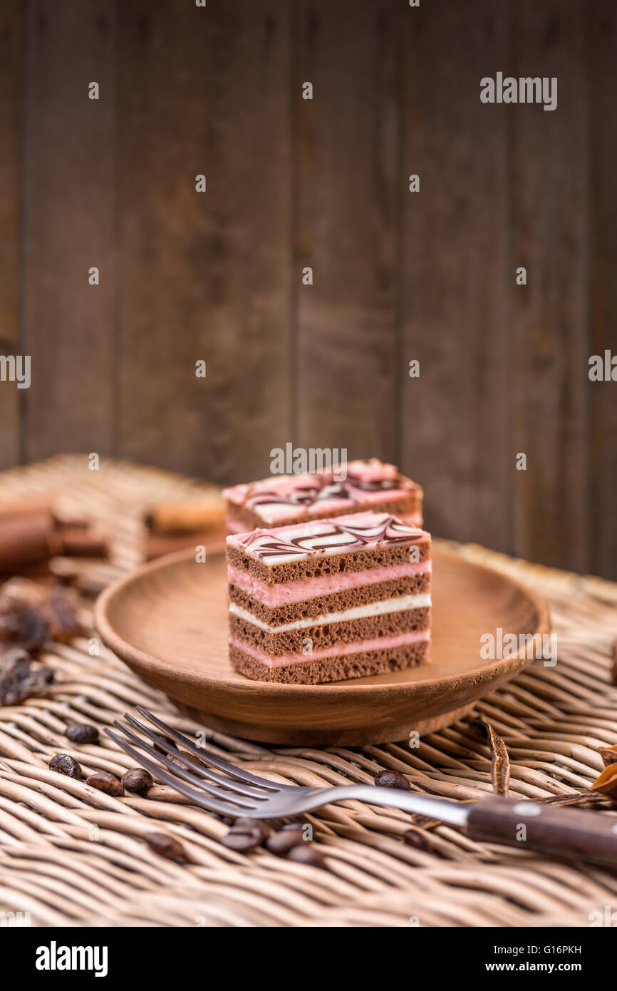 Geschichtete Kuchen mit verschiedenen Creme Stockfoto