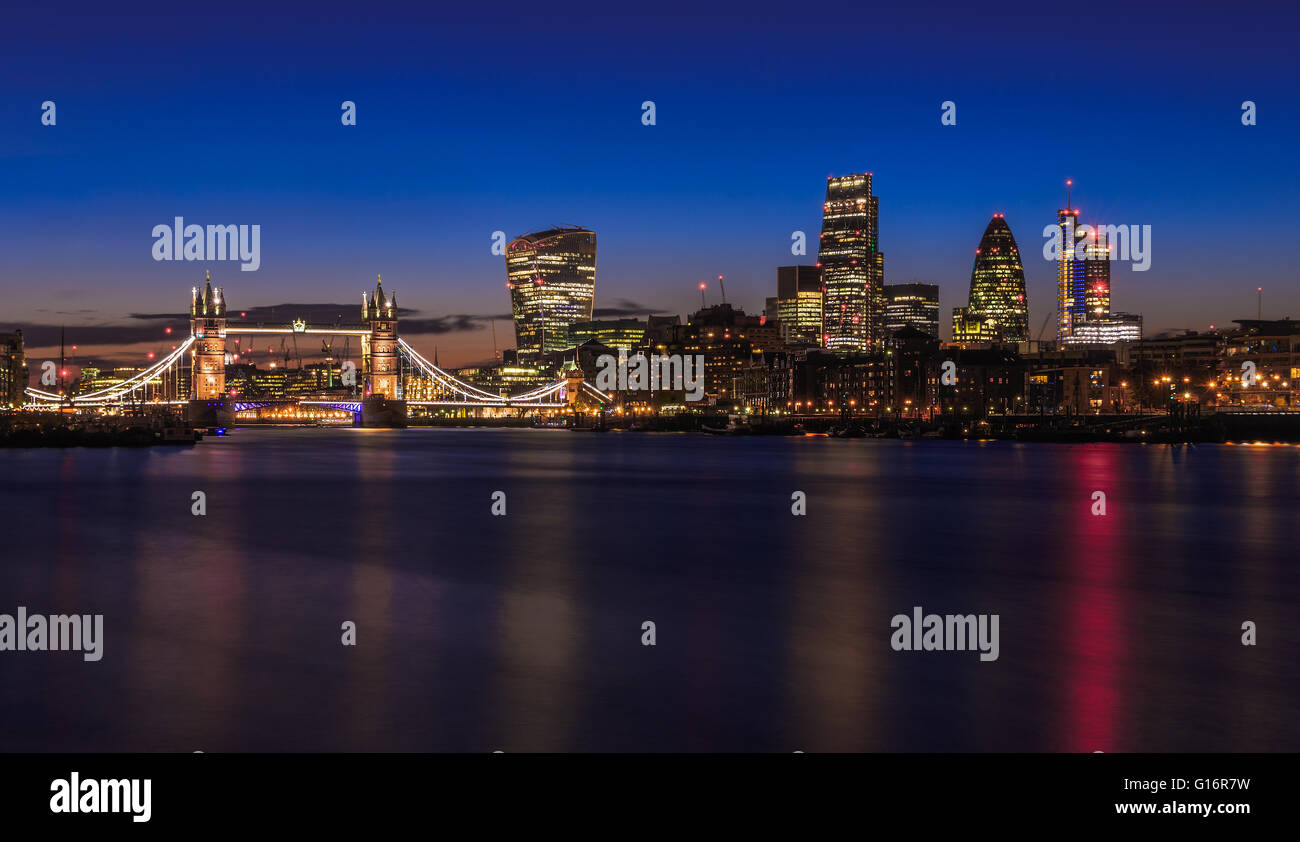 Modernen Londoner Stadtbild nach Sonnenuntergang Stockfoto