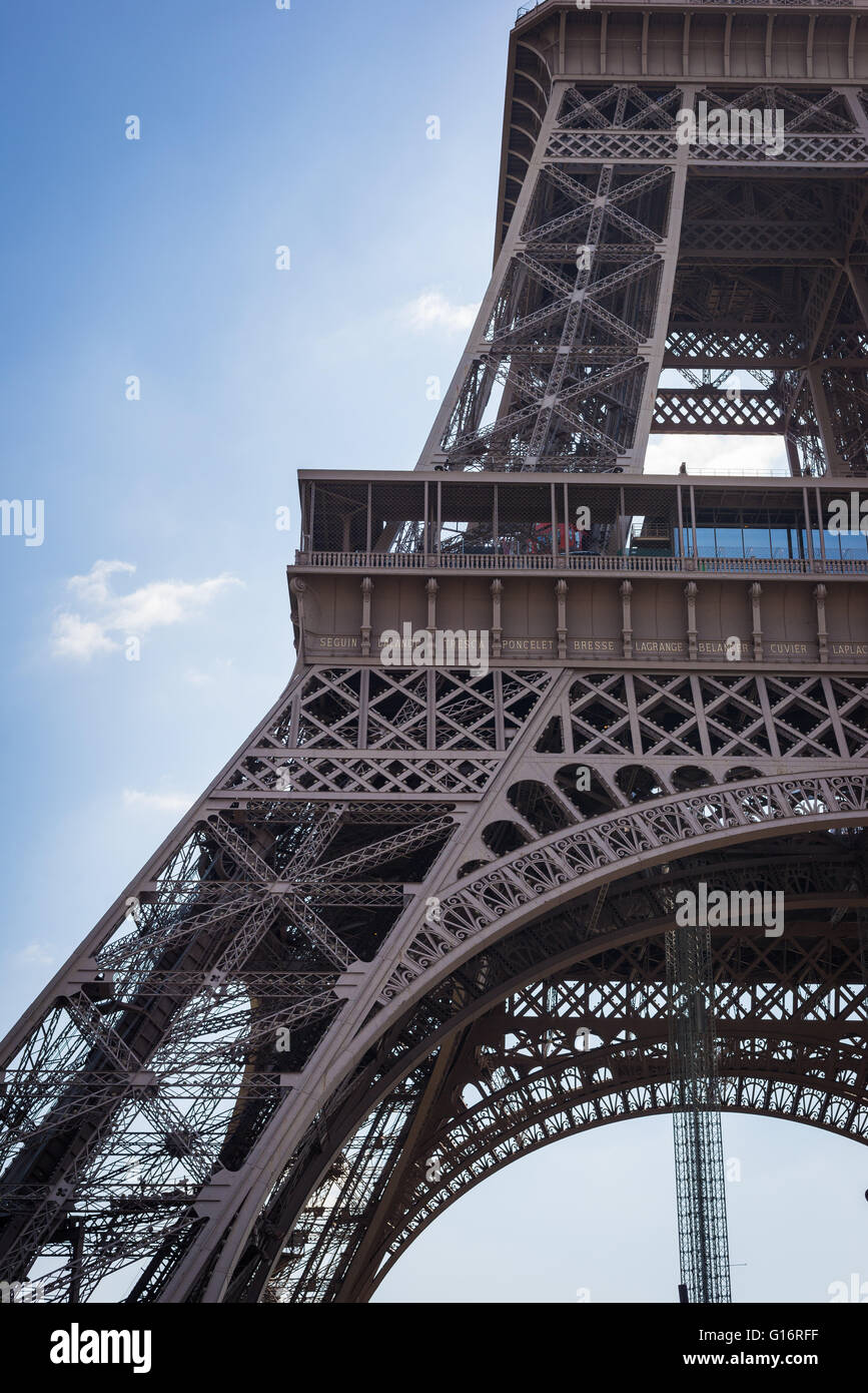 Nahaufnahme von der ersten und zweiten Ebene des Eiffelturms in Paris, Frankreich Stockfoto