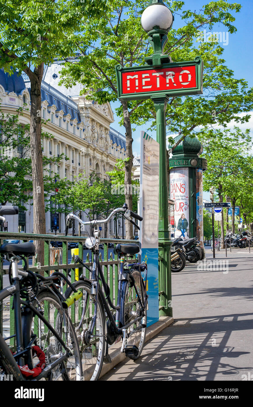 Ein Fahrrad, angekettet an ein Geländer in einer Paris sonnige Straße. Stockfoto